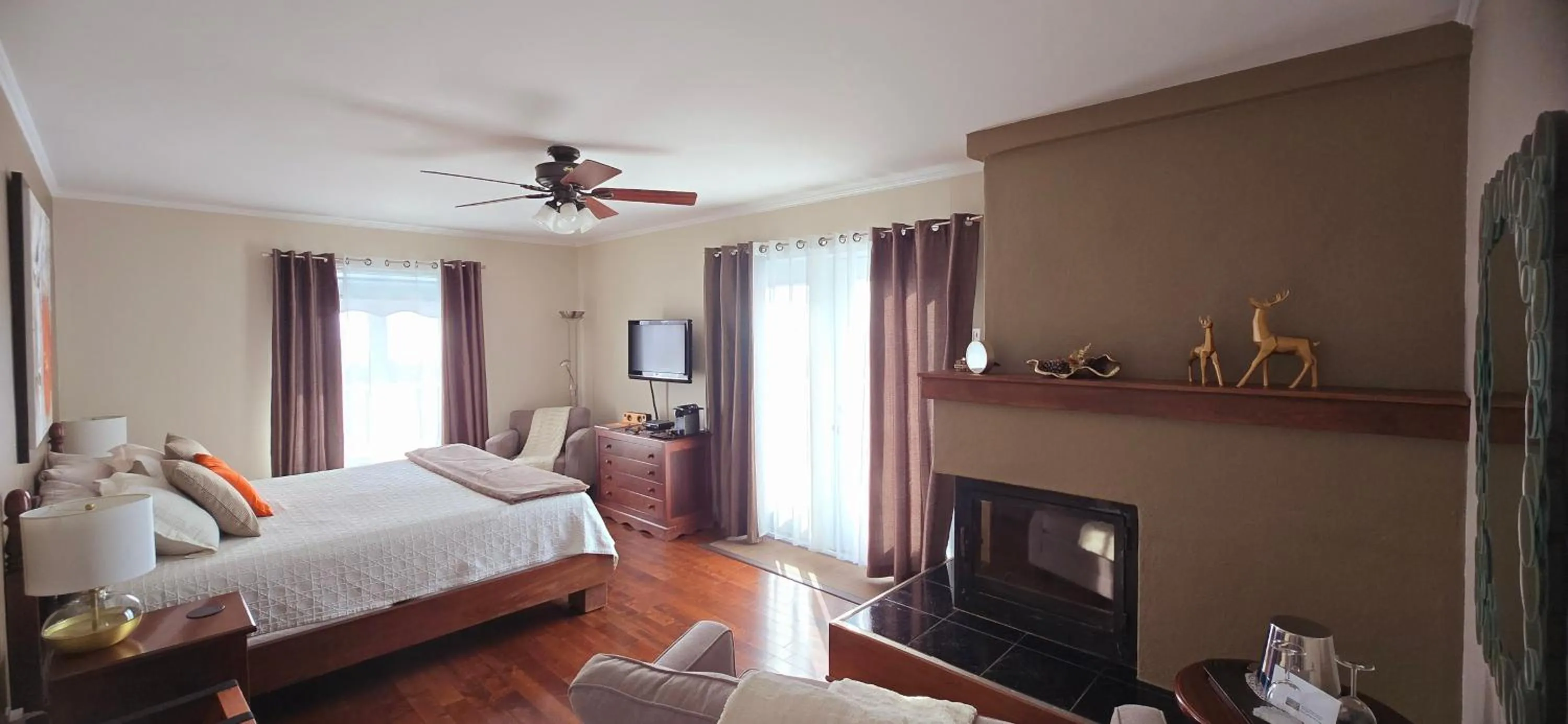 Bedroom, Bed in Auberge Fleurs de Lune