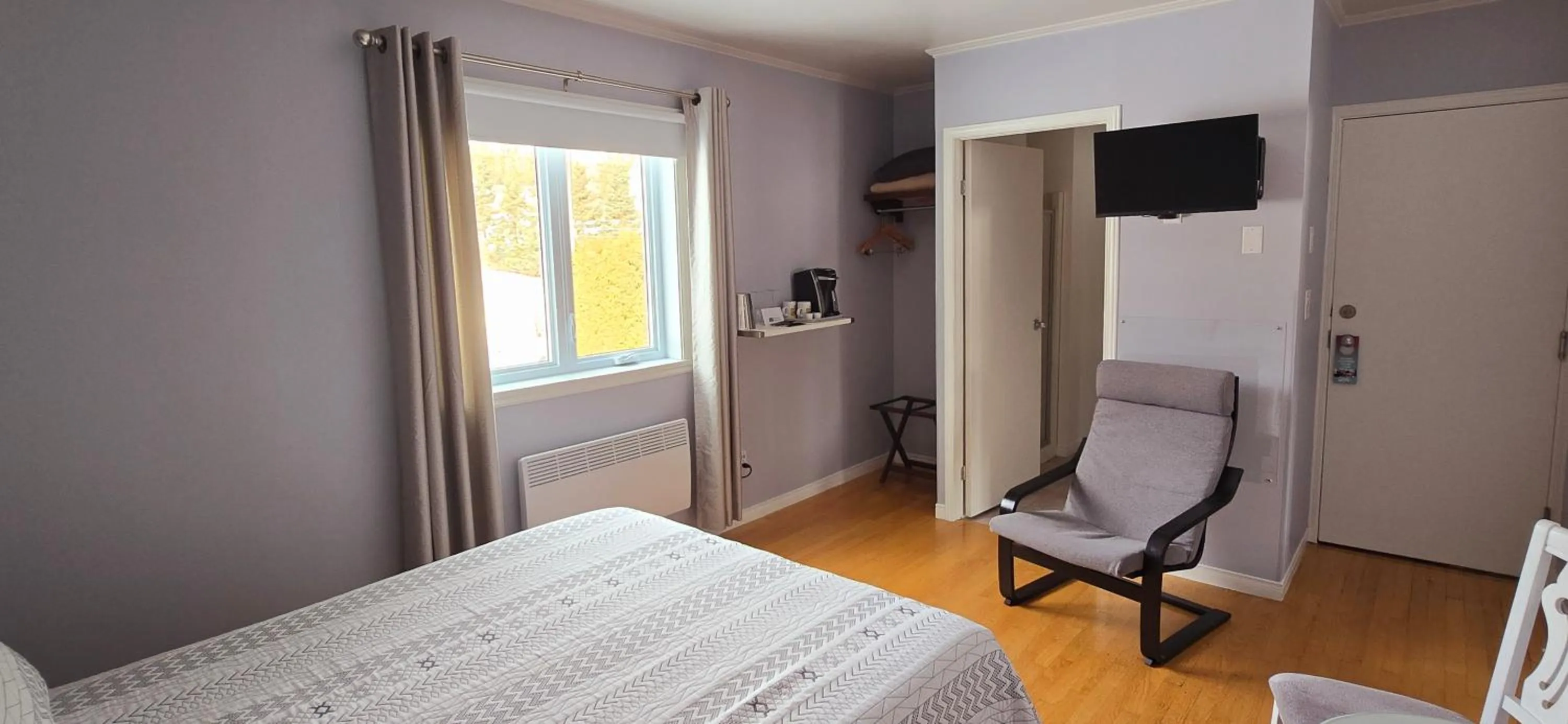 Bedroom, Bed in Auberge Fleurs de Lune