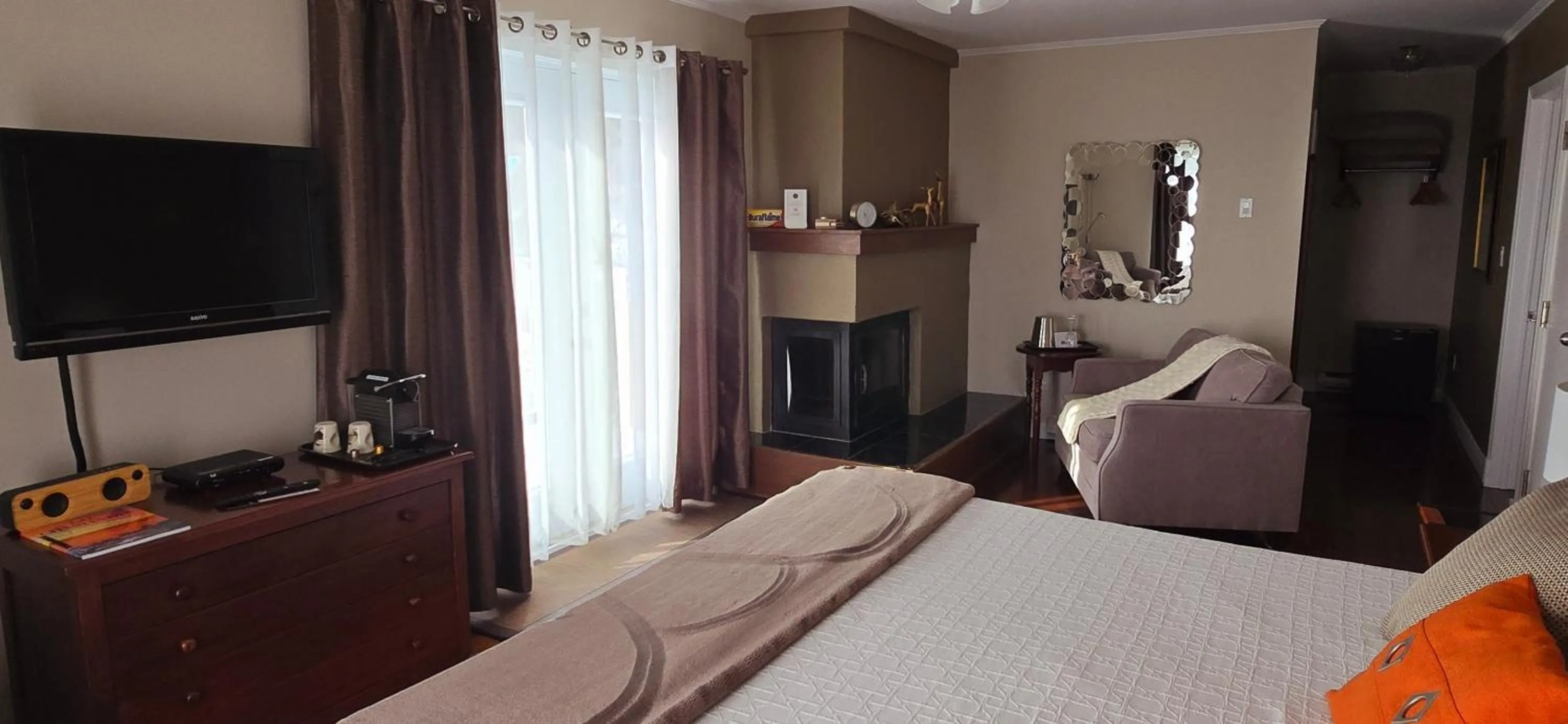 Bedroom, Bed in Auberge Fleurs de Lune