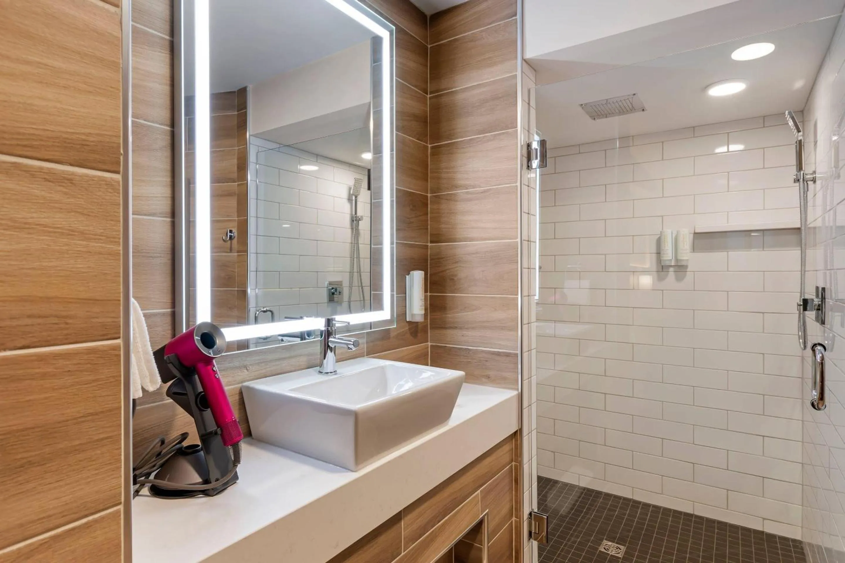 Bedroom in Clarion Lakeside Inn & Conference Centre