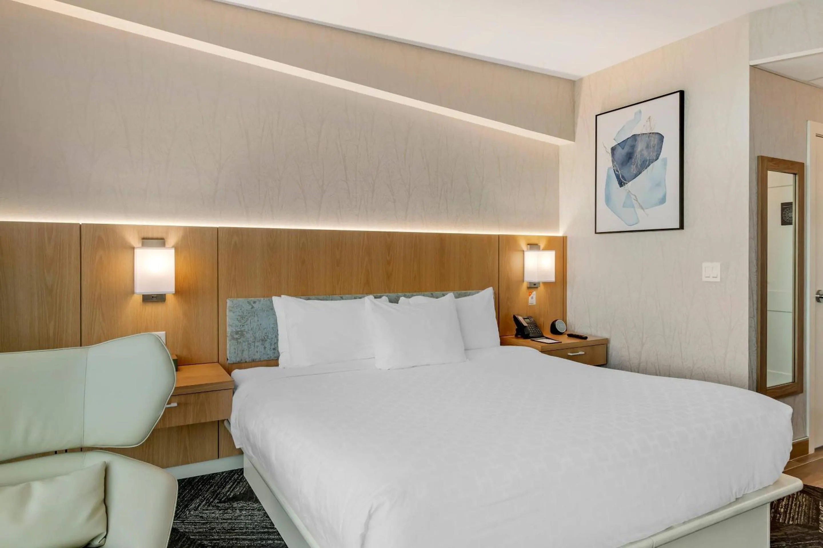 Bedroom, Bed in Clarion Lakeside Inn & Conference Centre