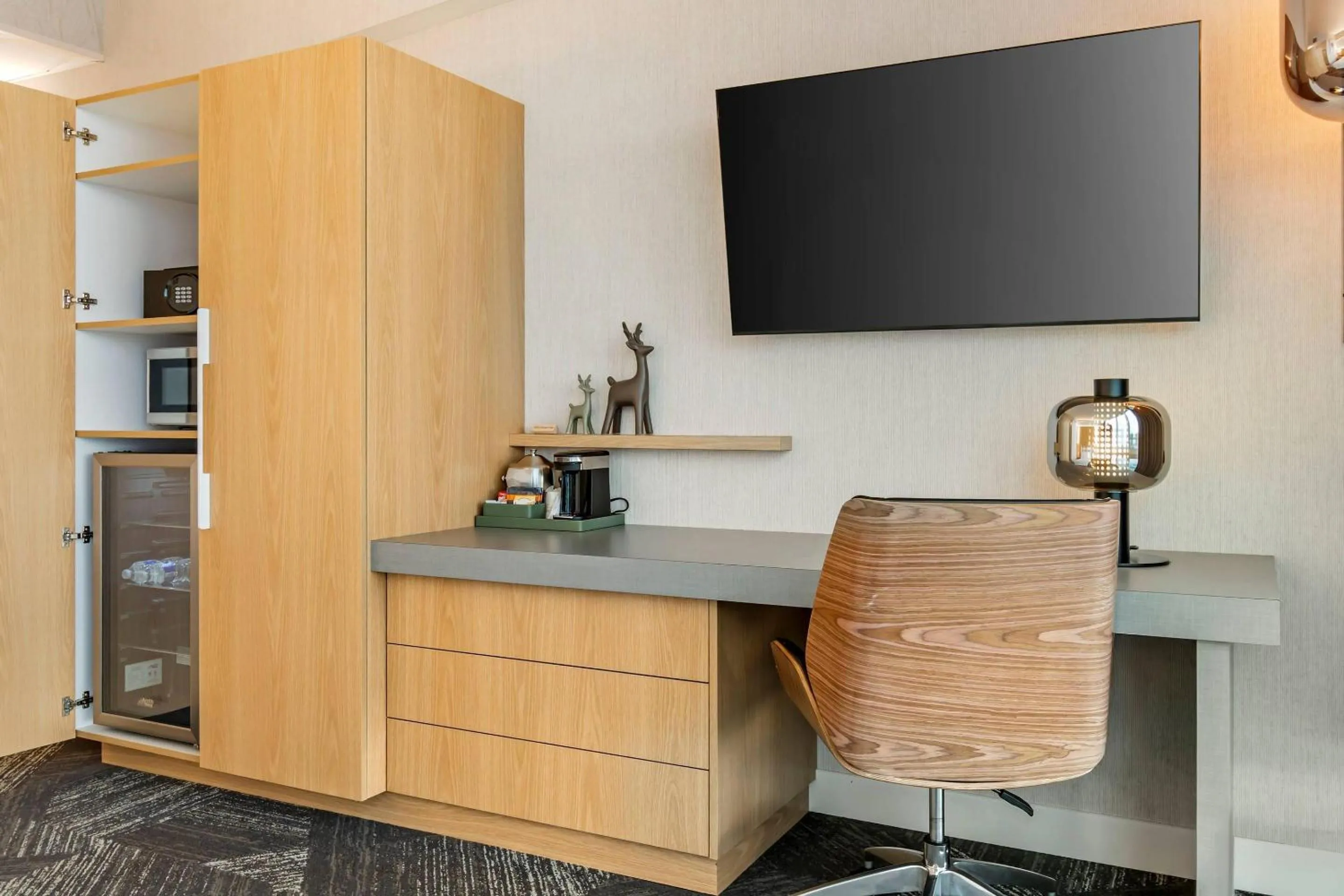 Bedroom in Clarion Lakeside Inn & Conference Centre