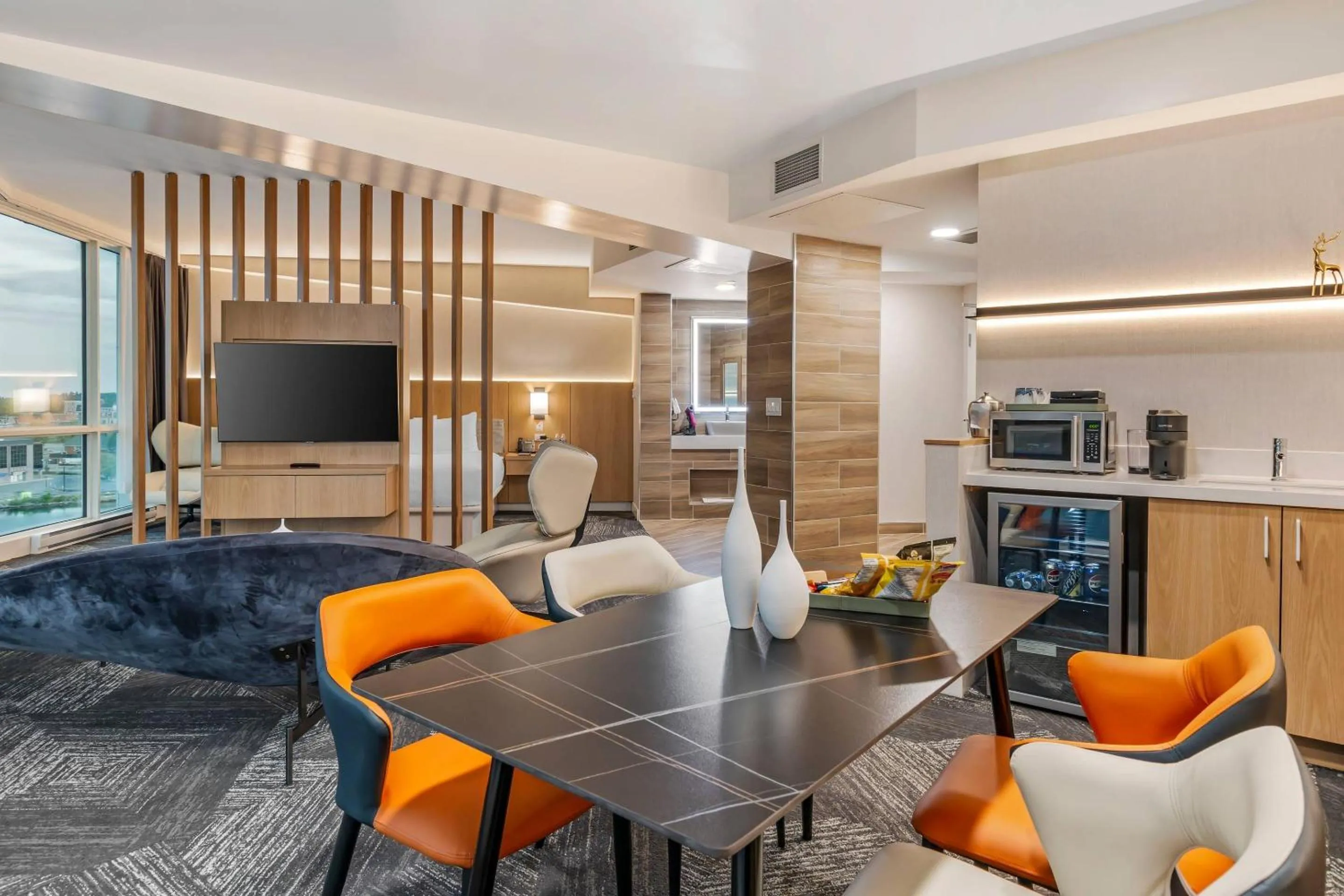 Bedroom in Clarion Lakeside Inn & Conference Centre