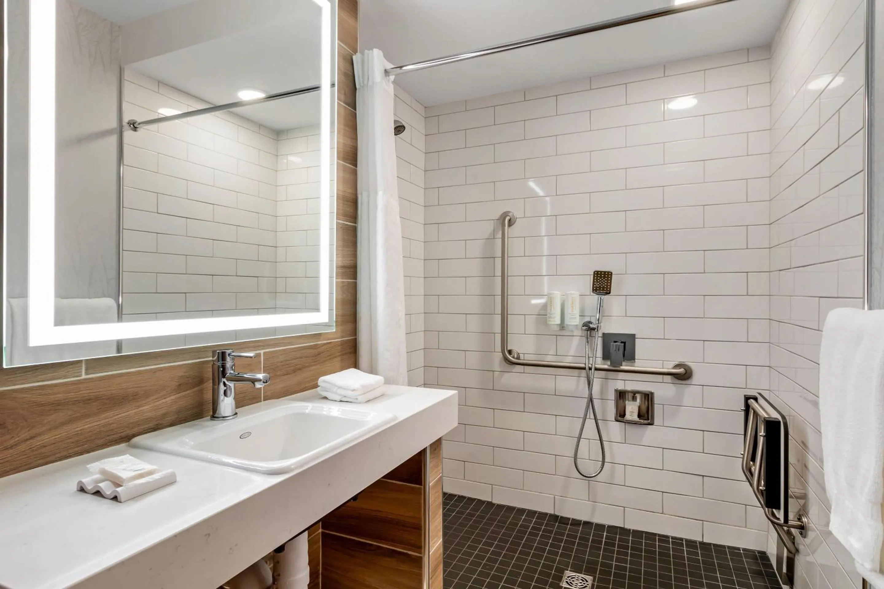 Bedroom in Clarion Lakeside Inn & Conference Centre