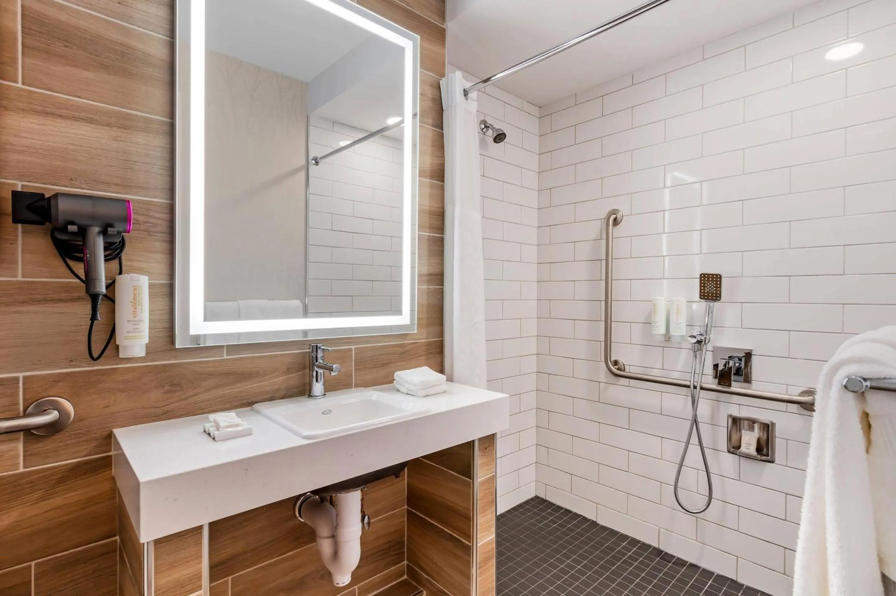 Bedroom in Clarion Lakeside Inn & Conference Centre