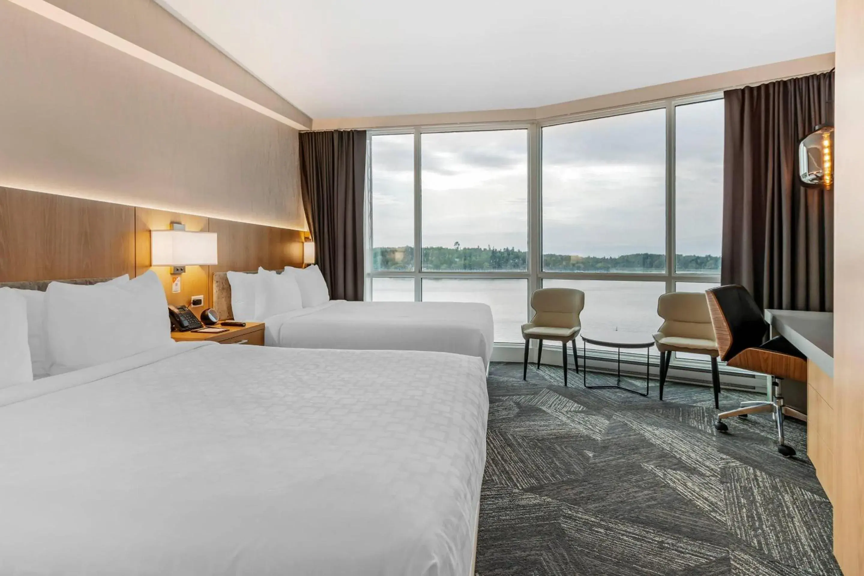 Queen Room with Two Queen Beds and Lake View - Non-Smoking in Clarion Lakeside Inn & Conference Centre Queen Room with Two Queen Beds and Lake View - Non-Smoking in Clarion Lakeside Inn & Conference Centre