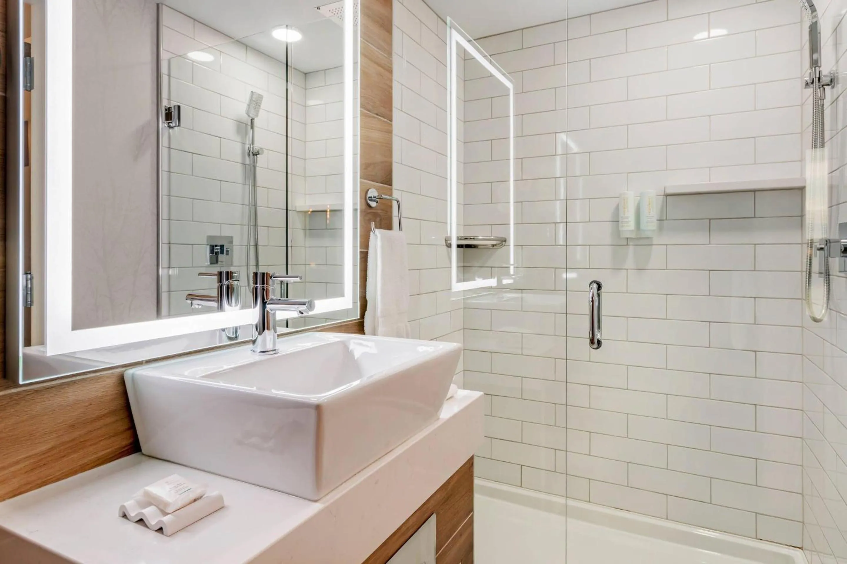 Bedroom in Clarion Lakeside Inn & Conference Centre