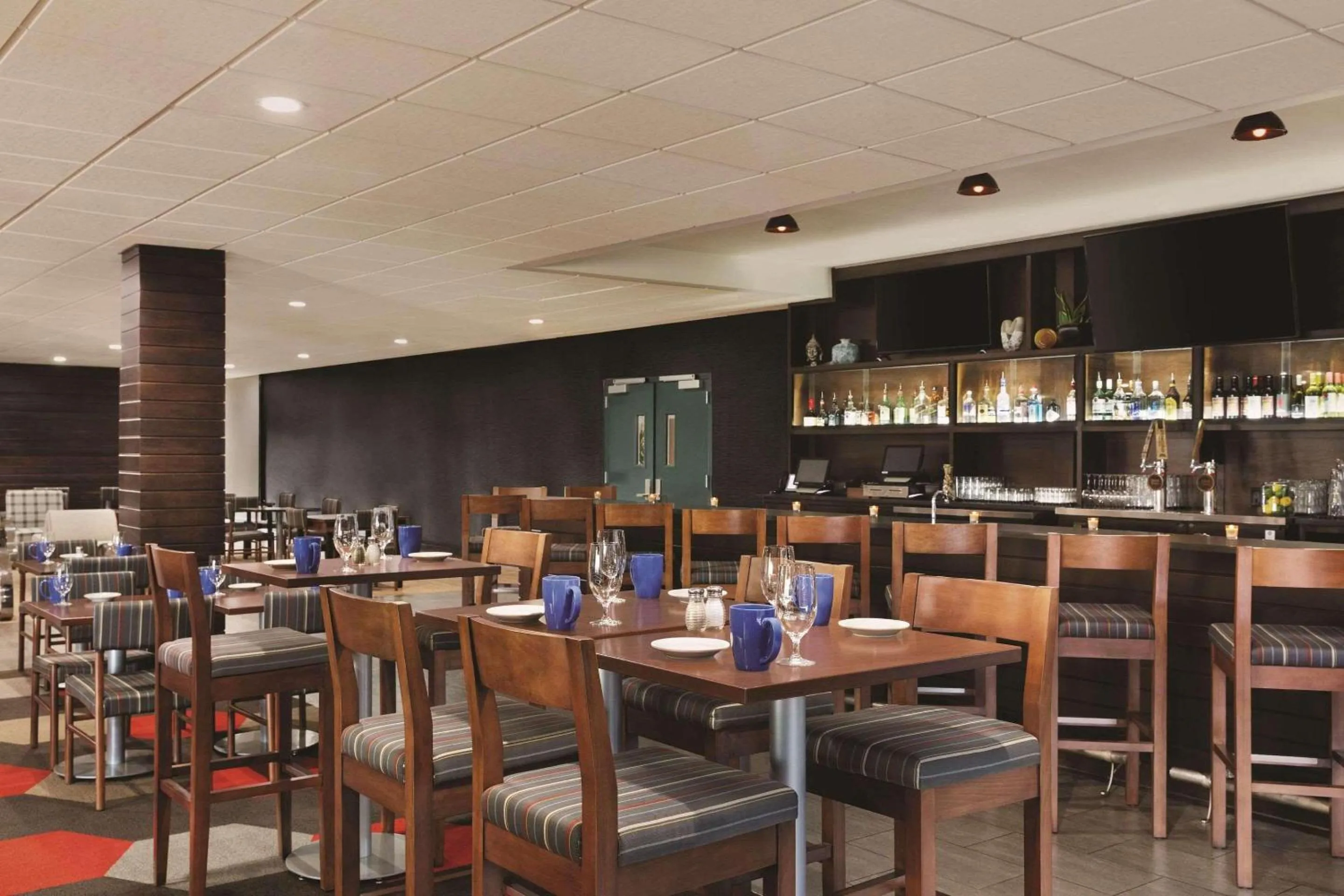 Restaurant/places to eat in Radisson Hotel Oklahoma City Airport