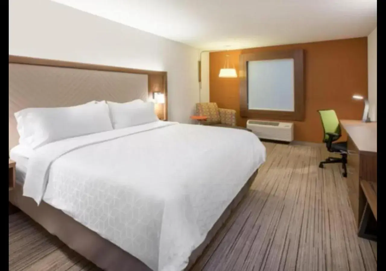 King Room with Roll-In Shower - Disability Access in Holiday Inn Express - Newark Airport - Elizabeth by IHG King Room with Roll-In Shower - Disability Access in Holiday Inn Express - Newark Airport - Elizabeth by IHG
