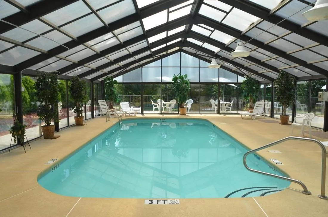 Swimming pool in Smoky Mountain Inn & Suites