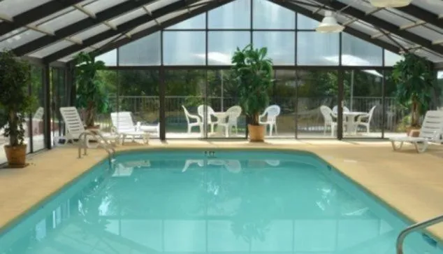 Swimming pool in Smoky Mountain Inn & Suites