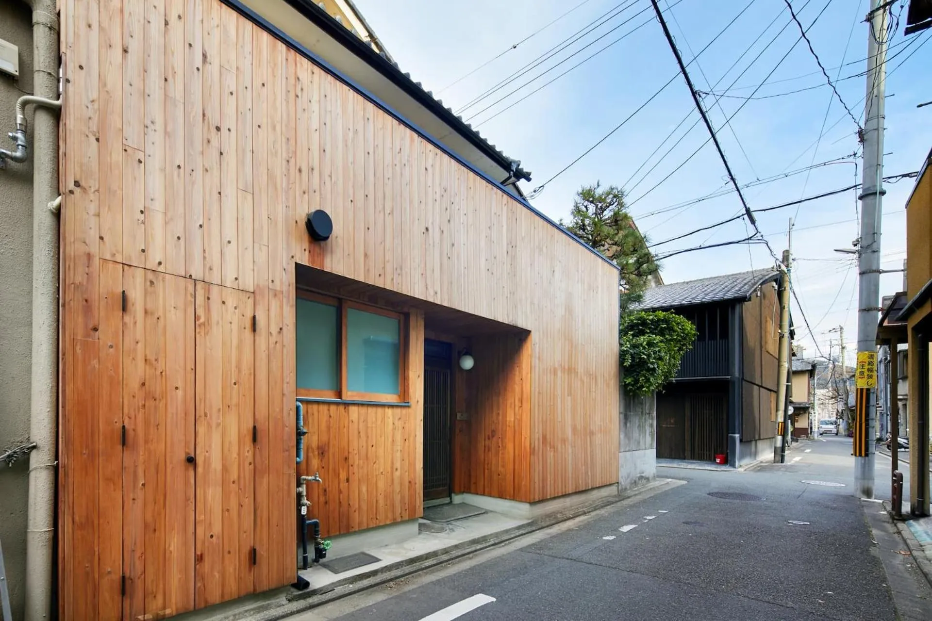 Facade/entrance in Umeyu no yado by YADORU KYOTO HANARE
