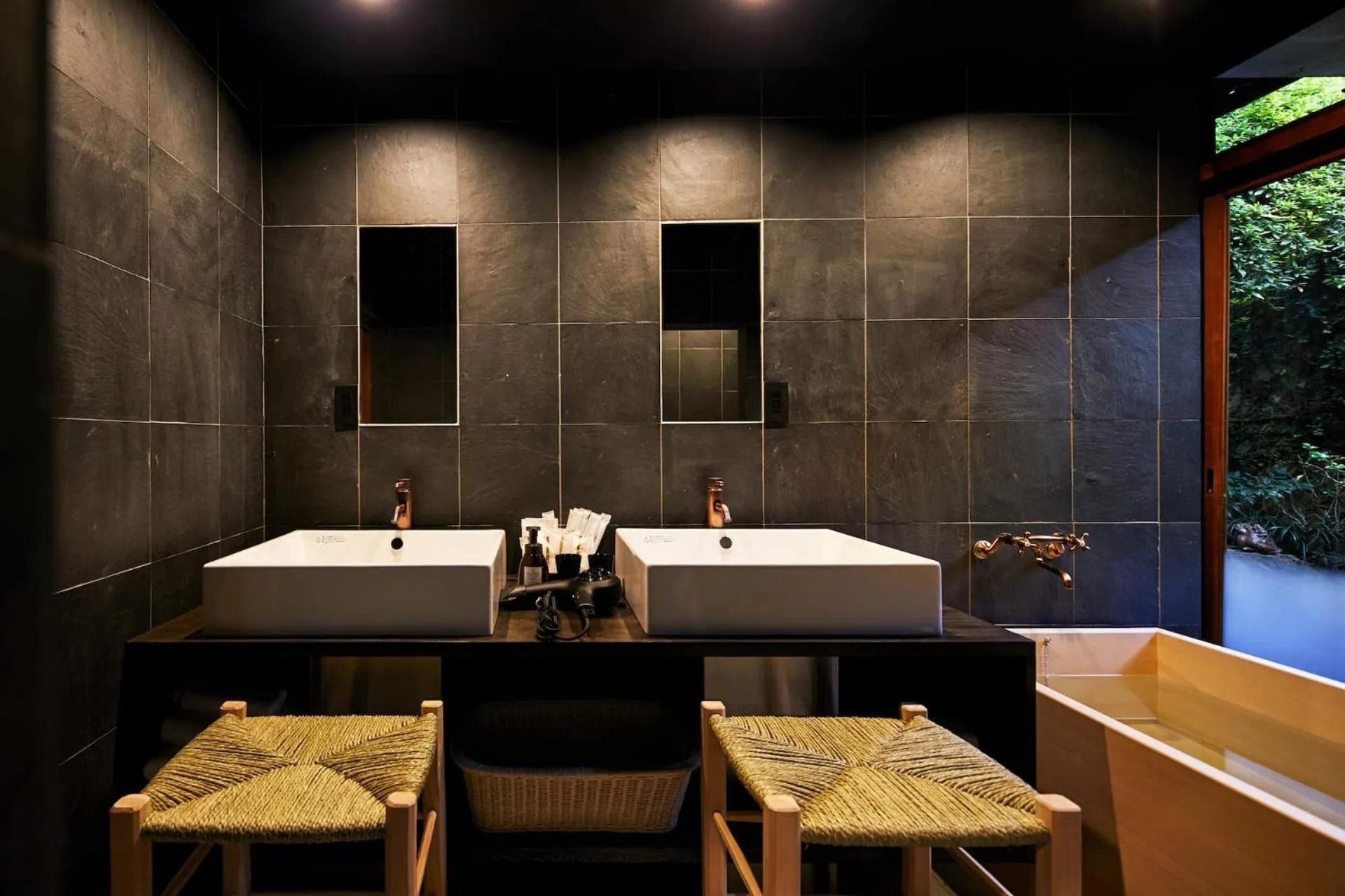 Bathroom in Umeyu no yado by YADORU KYOTO HANARE