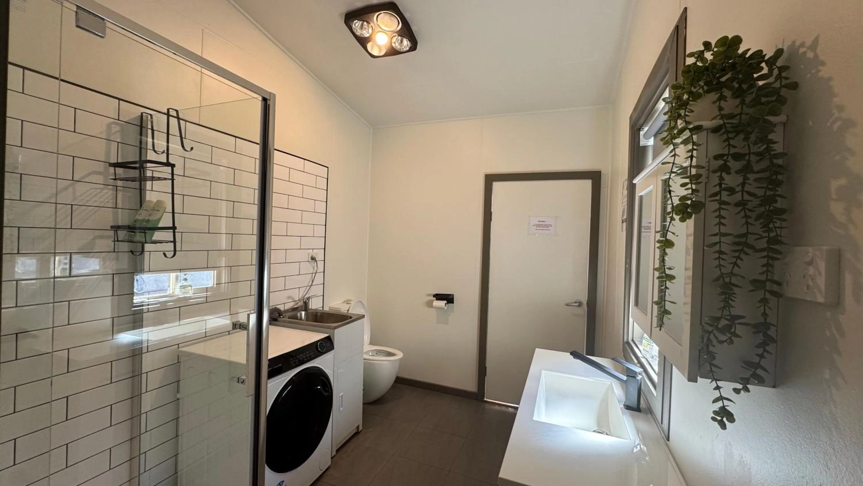 Bathroom in Diamond House Motor Inn