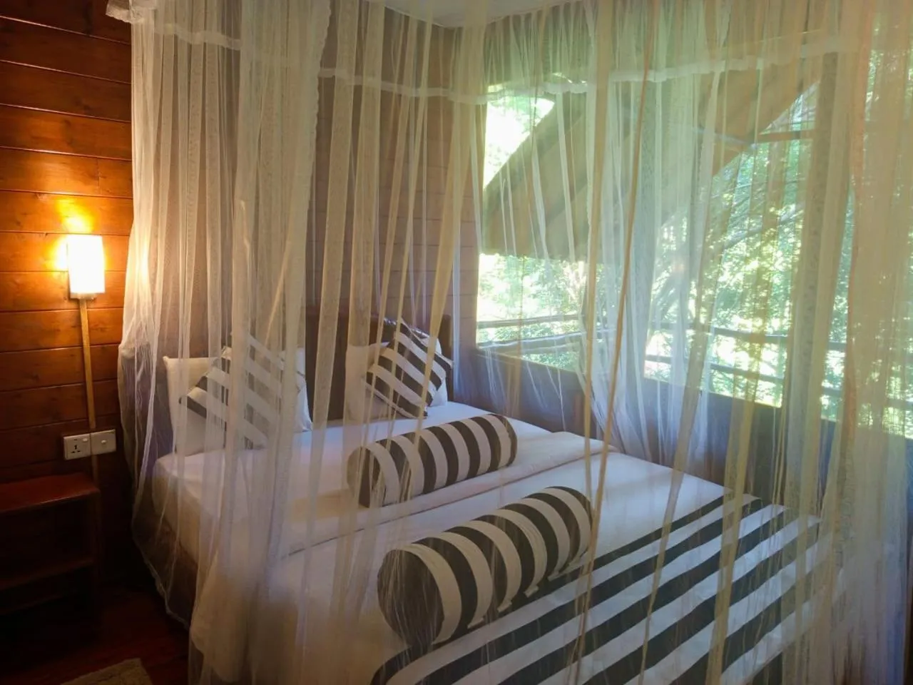 Bed in Jungle Face Inn