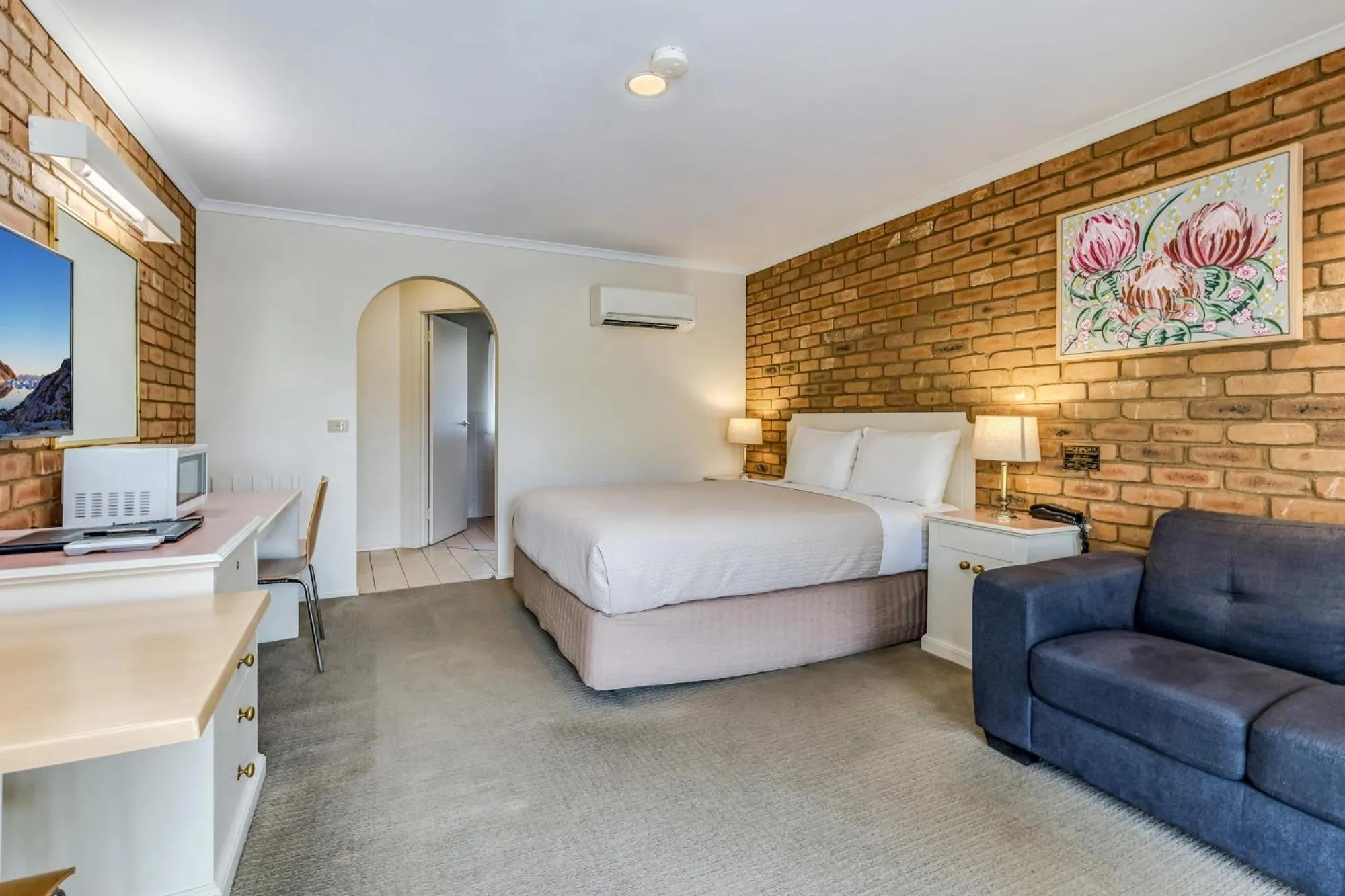 Bed in Golden Square Motor Inn