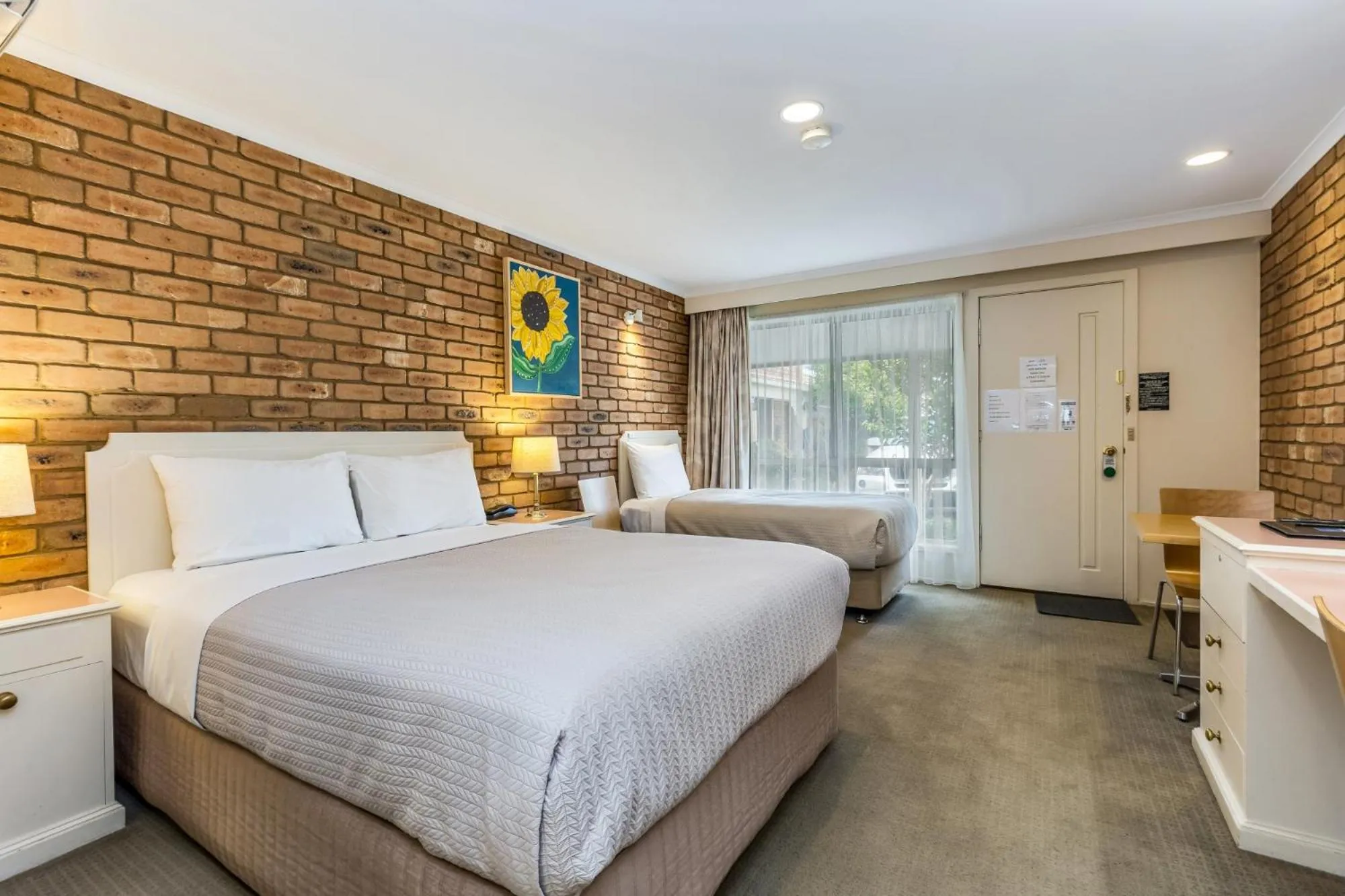 Bed in Golden Square Motor Inn