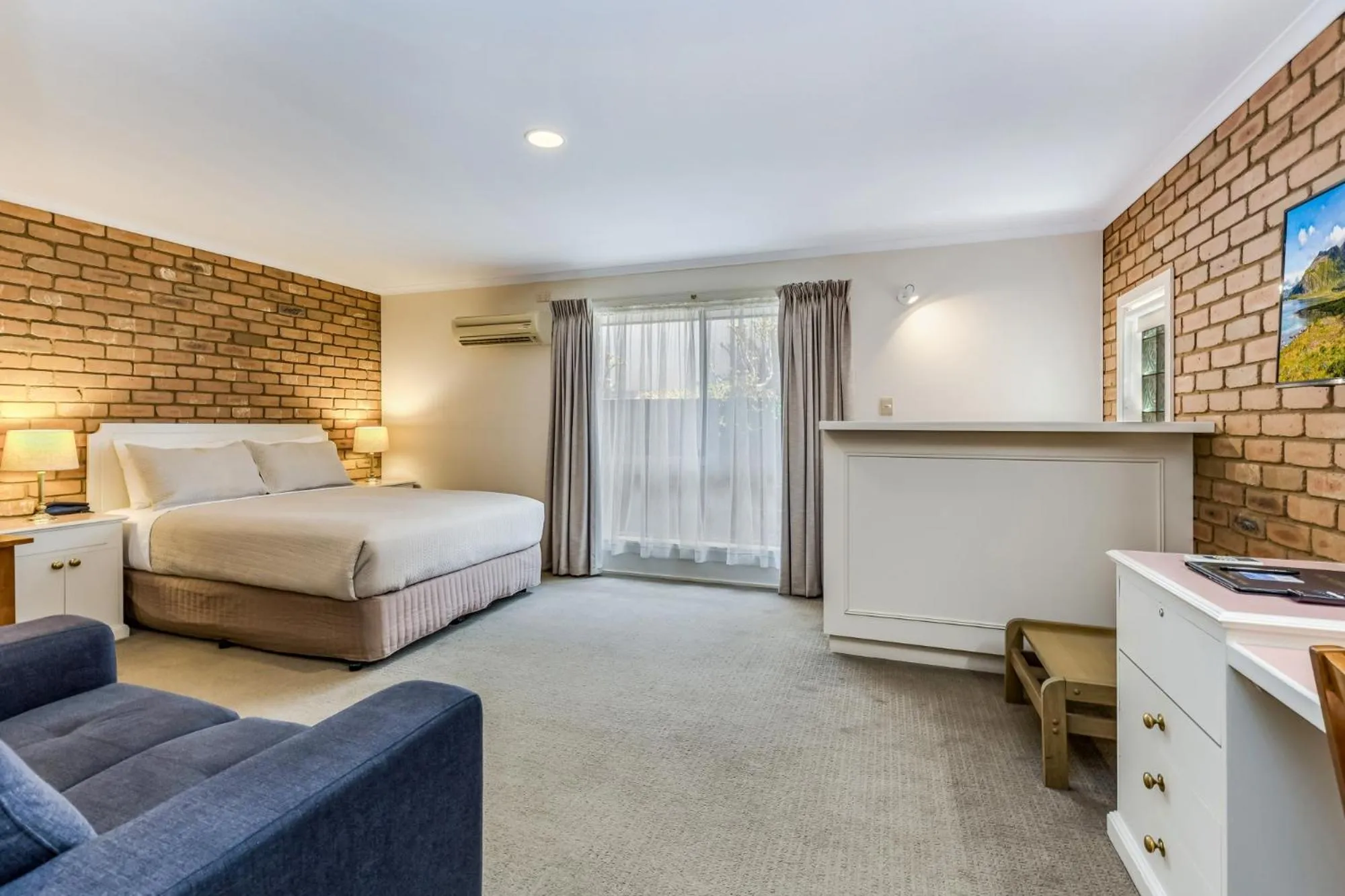 Bed in Golden Square Motor Inn