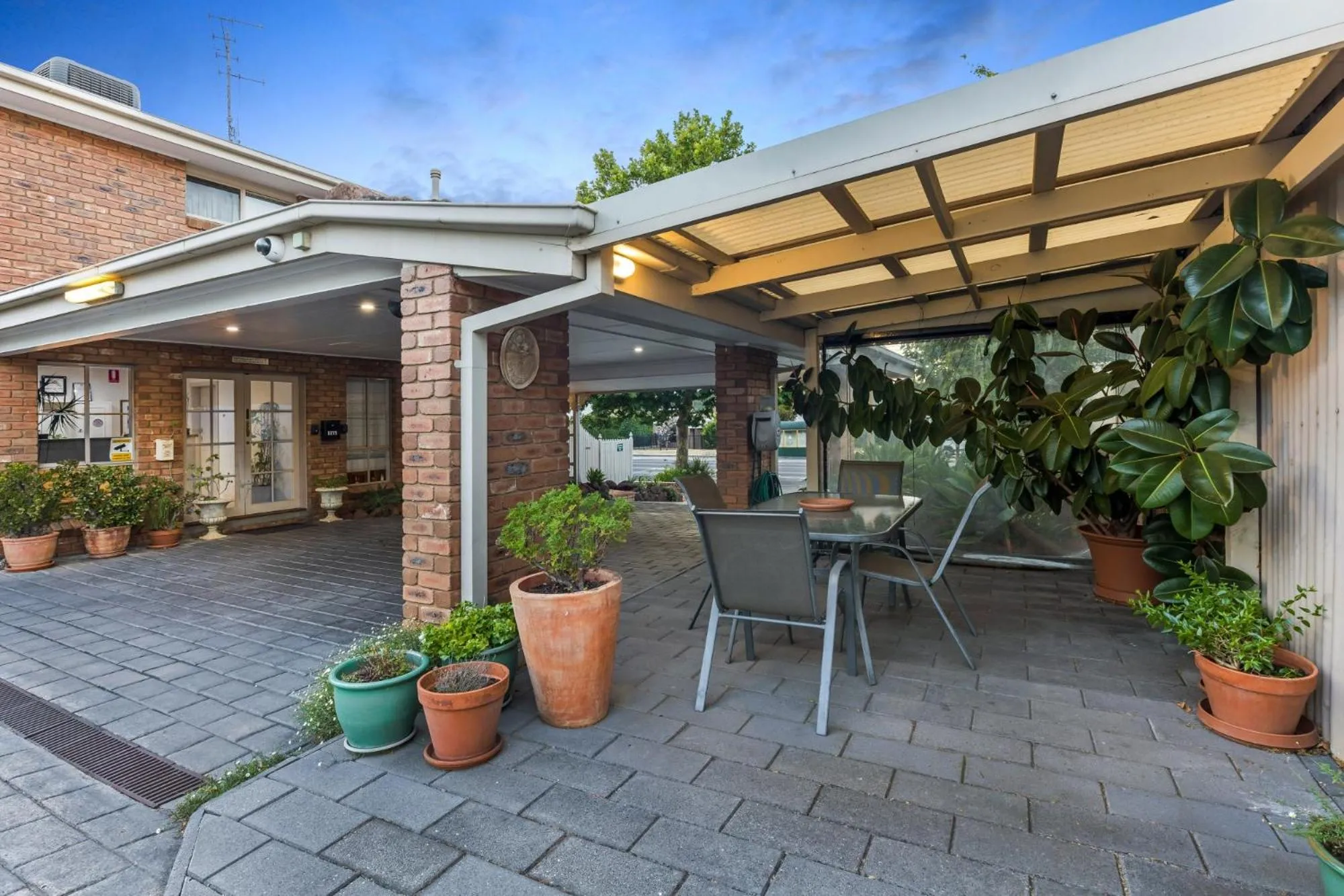 Golden Square Motor Inn