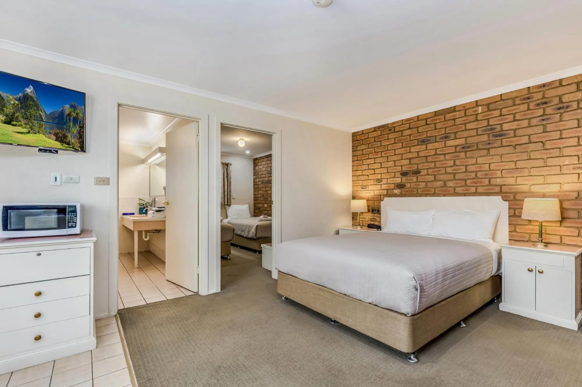 Bed in Golden Square Motor Inn