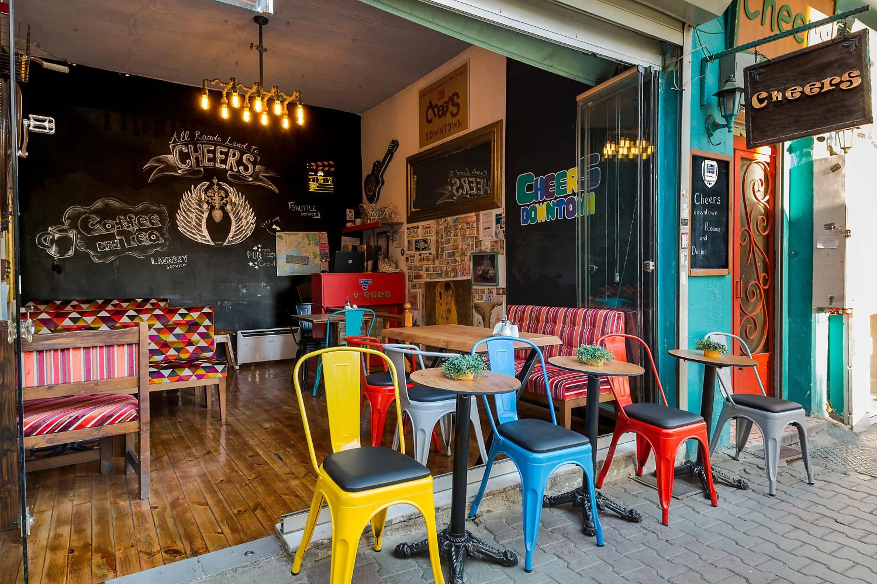 Lobby or reception in Cheers Midtown Hostel