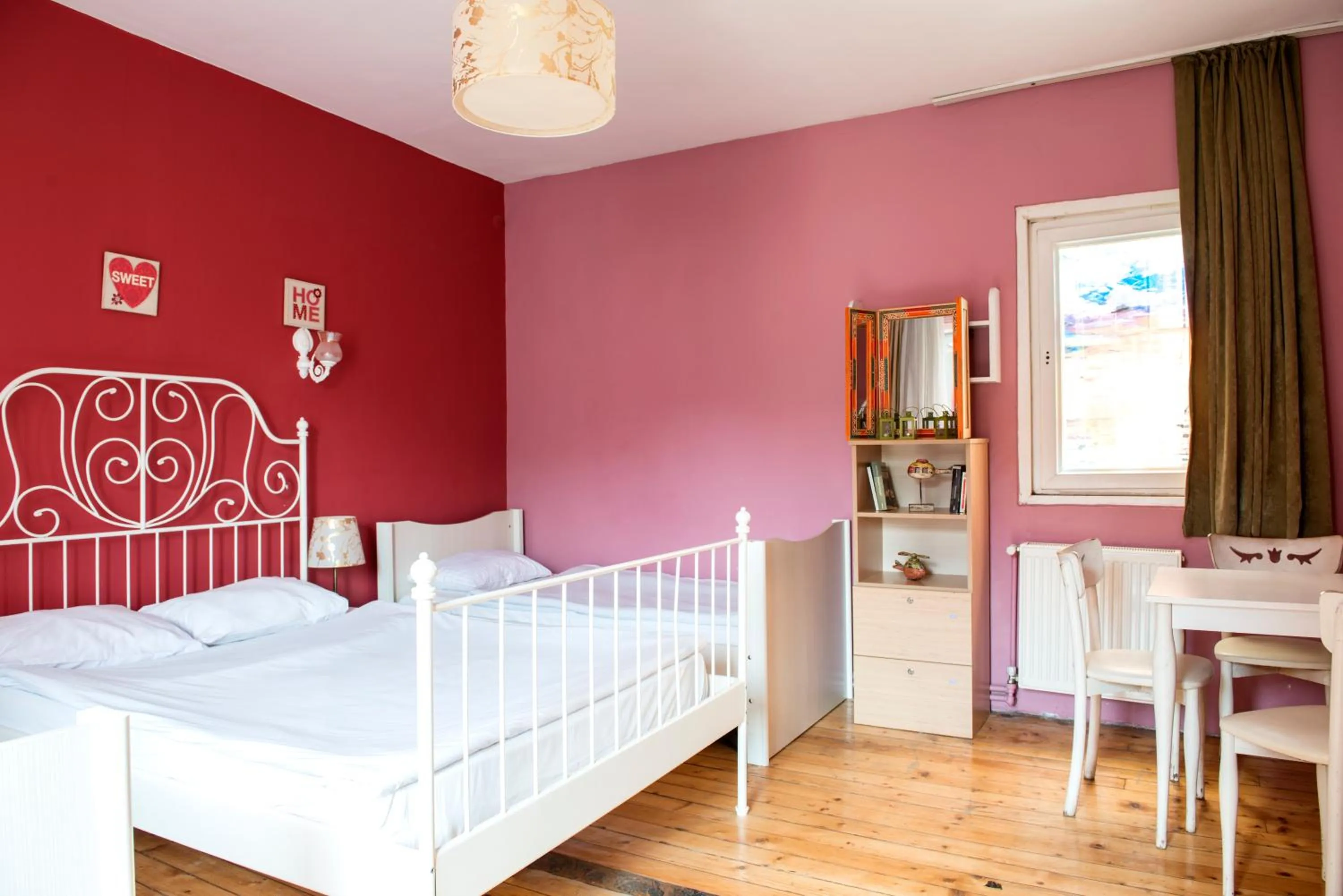 Bedroom, Bed in Cheers Midtown Hostel