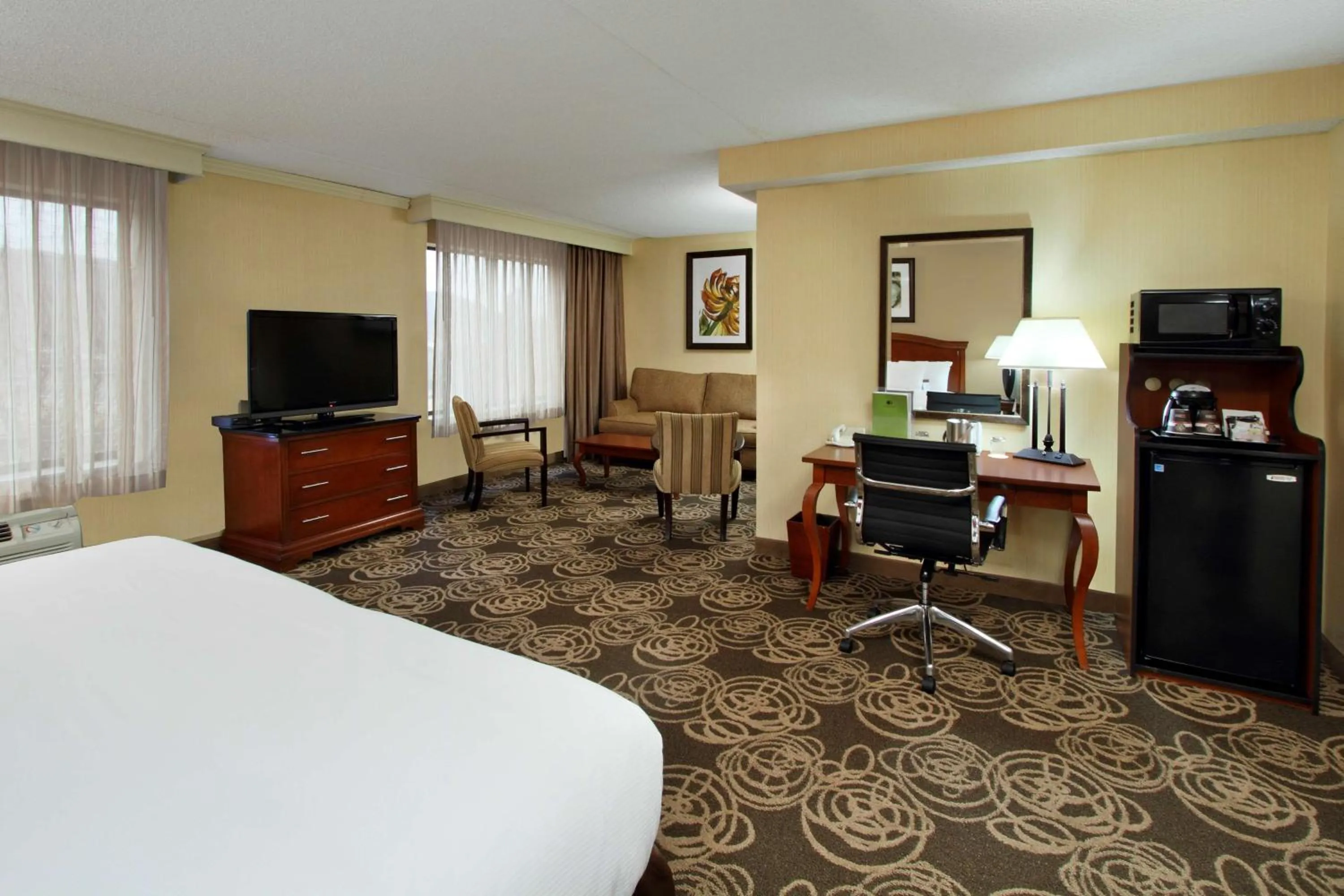 Bedroom, Bed in DoubleTree by Hilton Mahwah