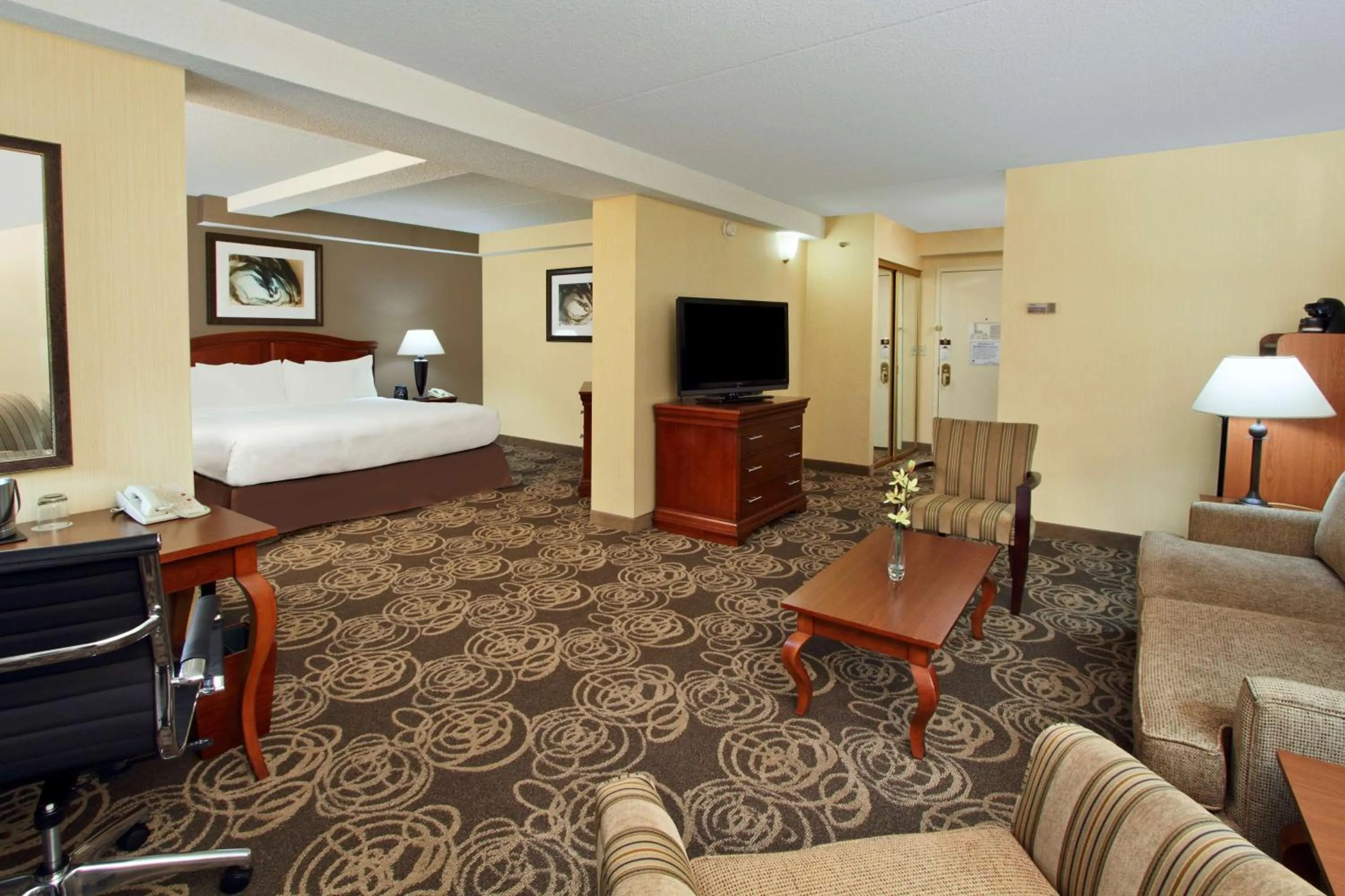 Bedroom, Bed in DoubleTree by Hilton Mahwah