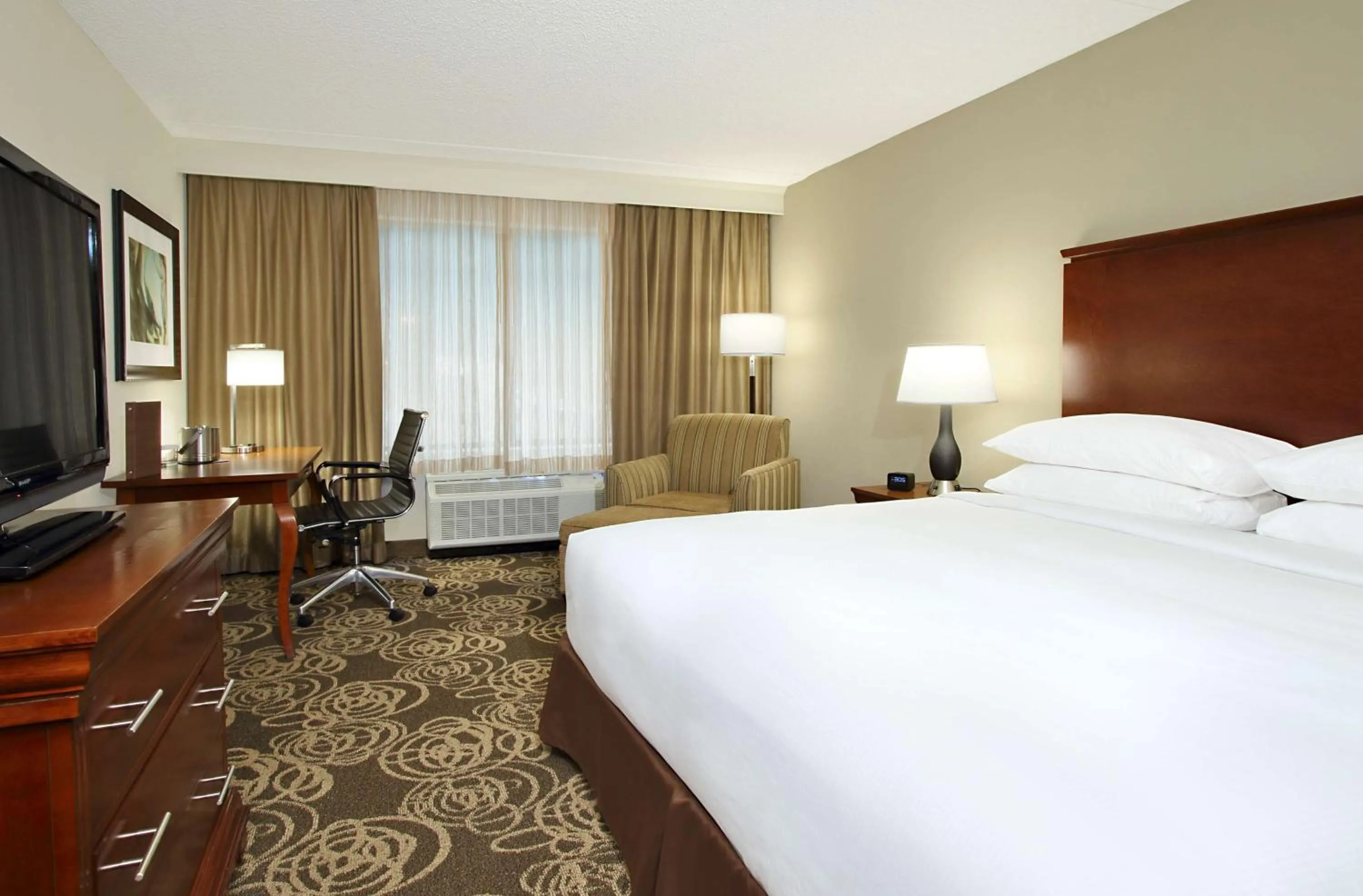 Bedroom, Bed in DoubleTree by Hilton Mahwah