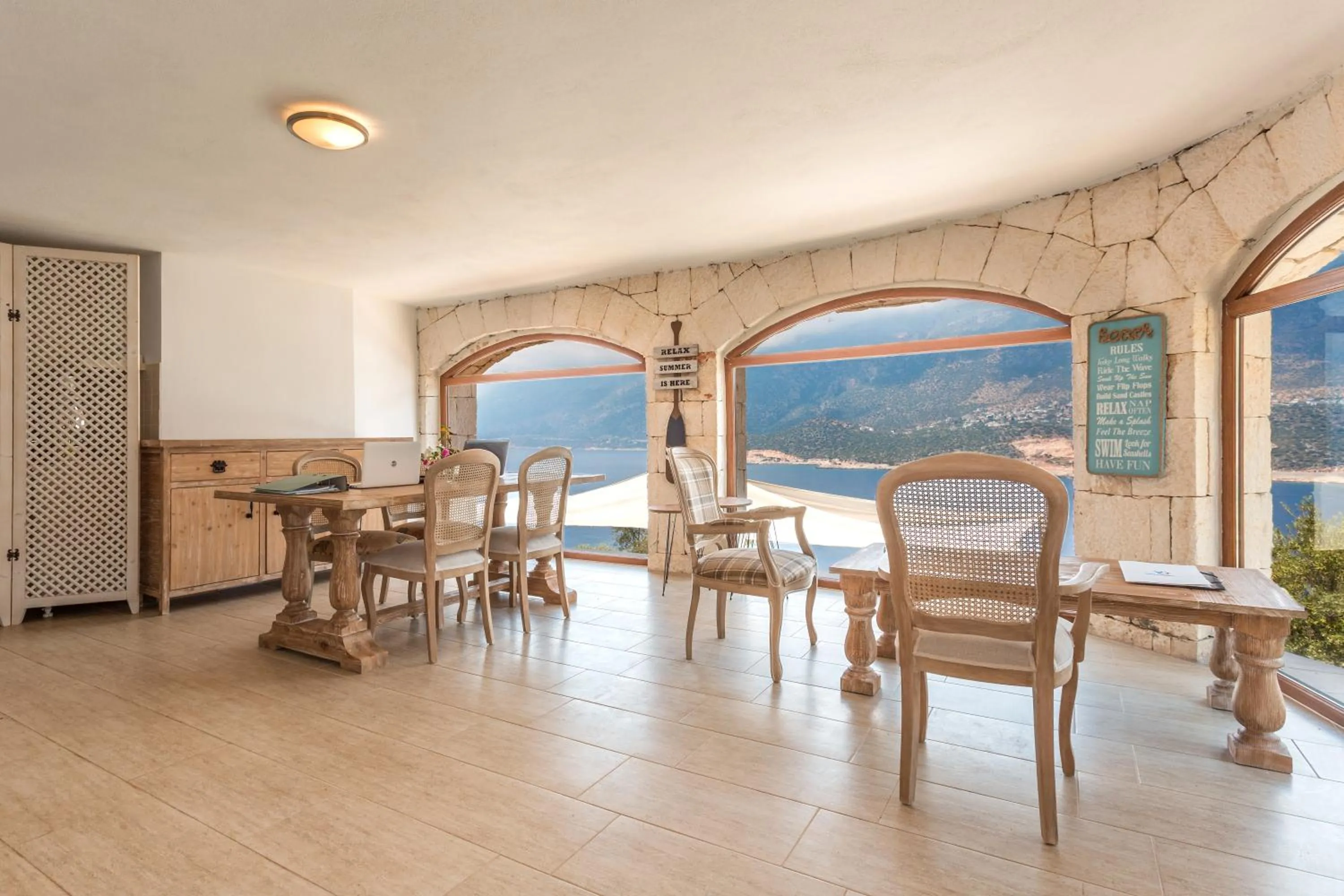 Communal lounge/ TV room in Hillcity Hotel