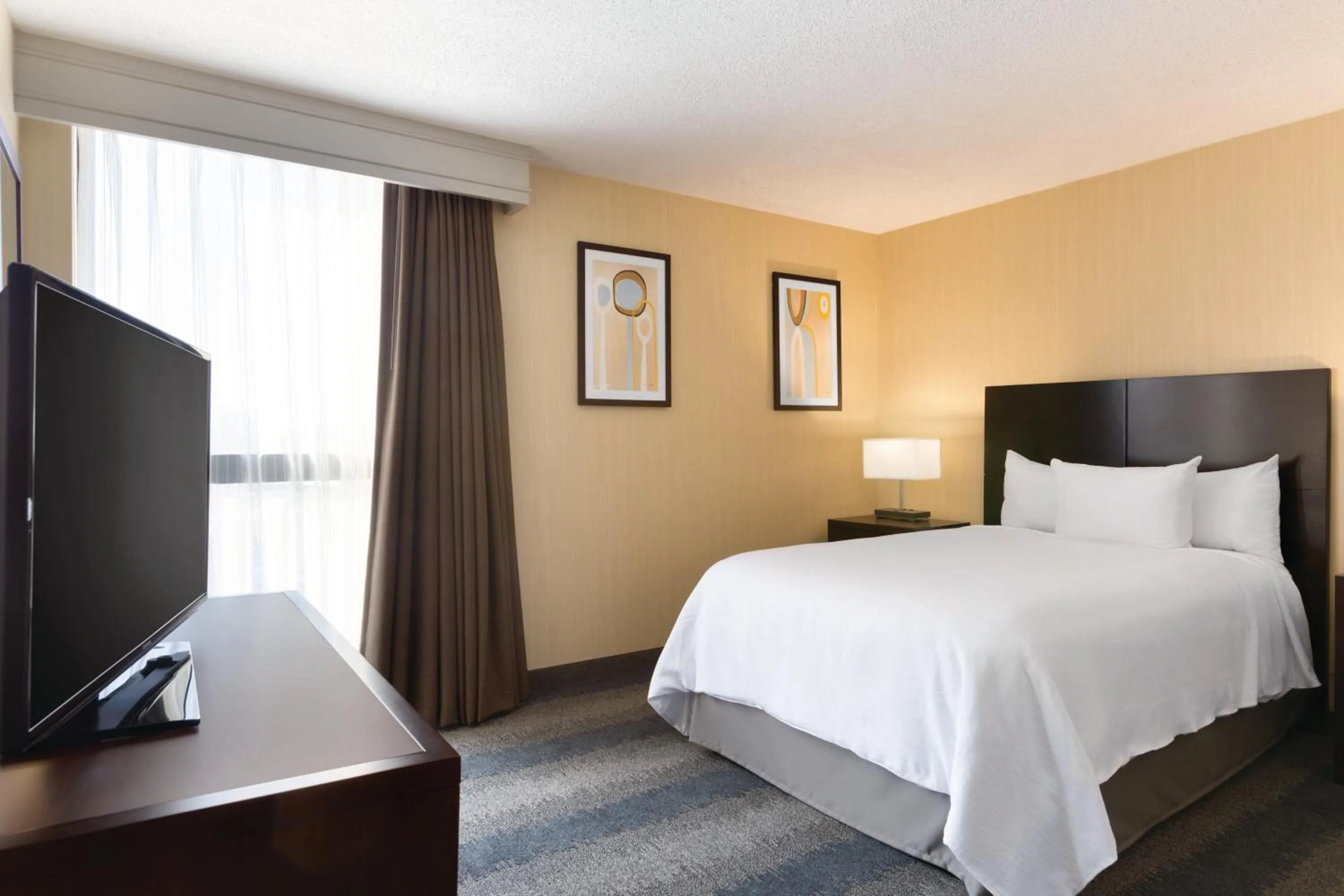 Bed in Embassy Suites by Hilton Bloomington/Minneapolis