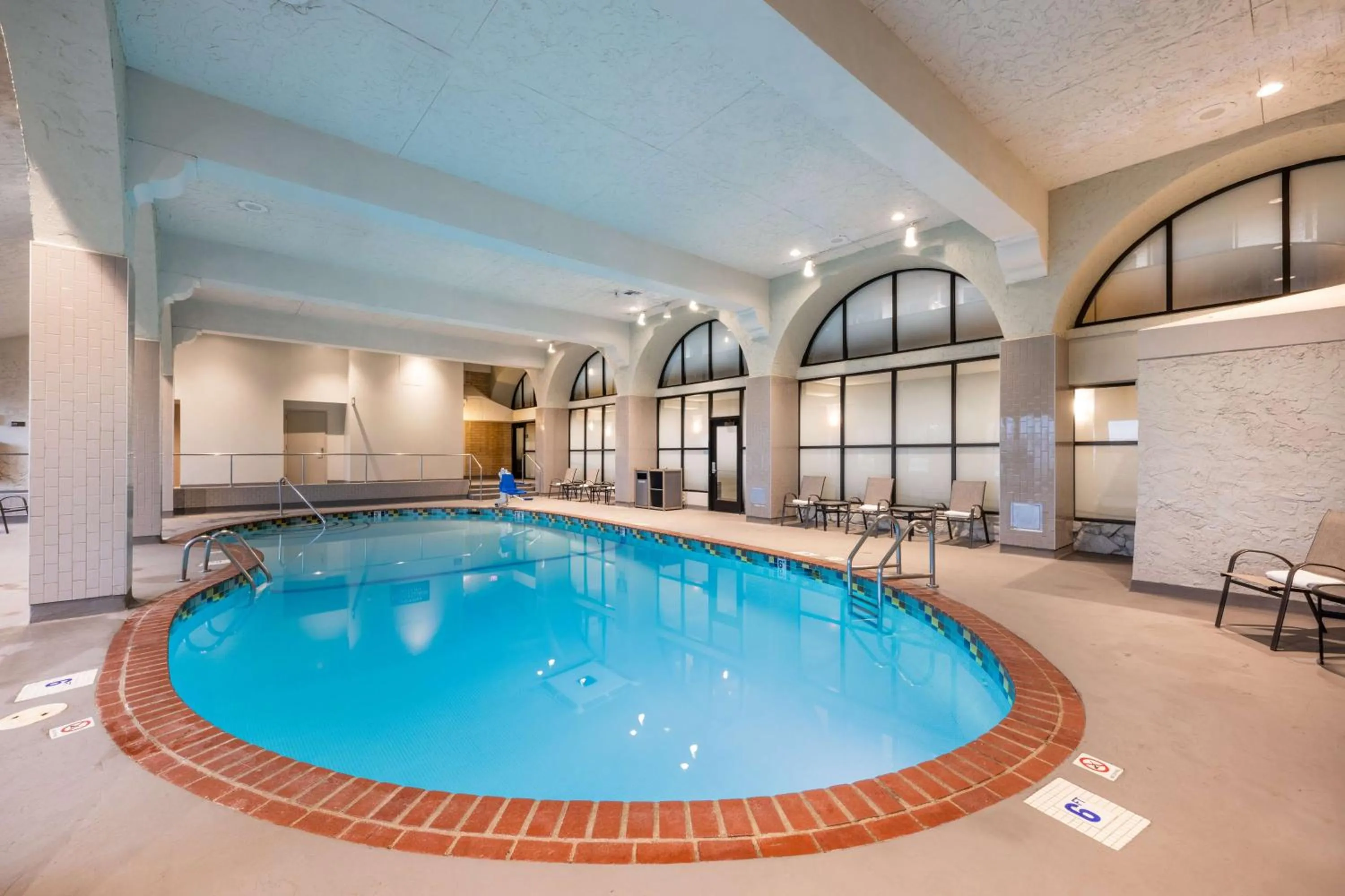 Pool view in Embassy Suites by Hilton Bloomington/Minneapolis