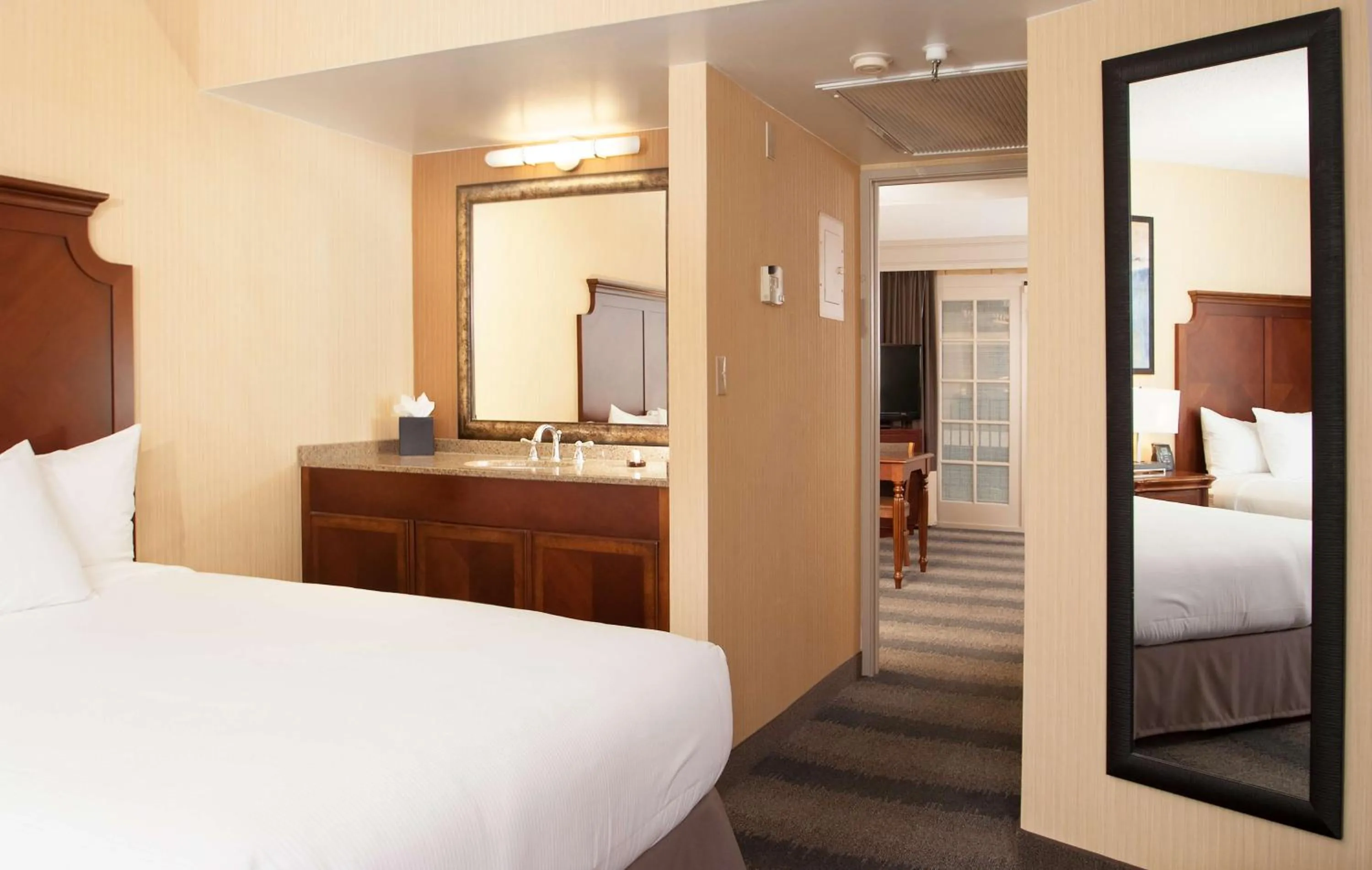 Bed in Embassy Suites by Hilton Bloomington/Minneapolis