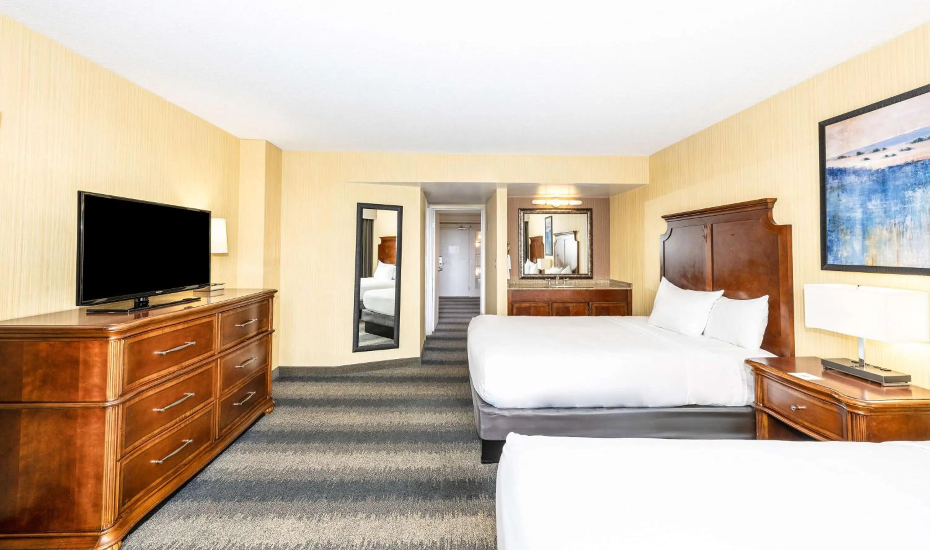 Bed in Embassy Suites by Hilton Bloomington/Minneapolis