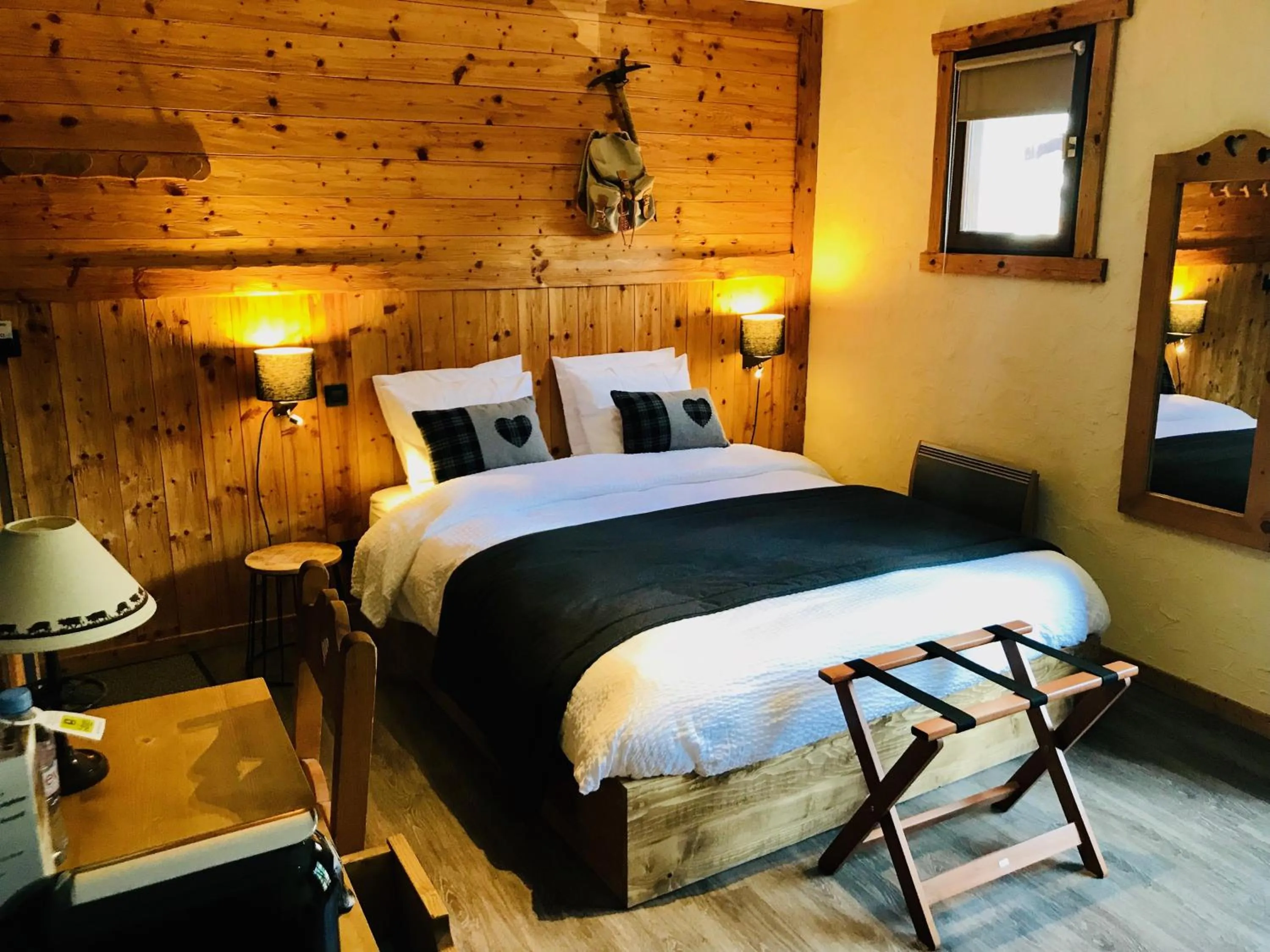 Bed in Logis Hôtel Les Ancolies