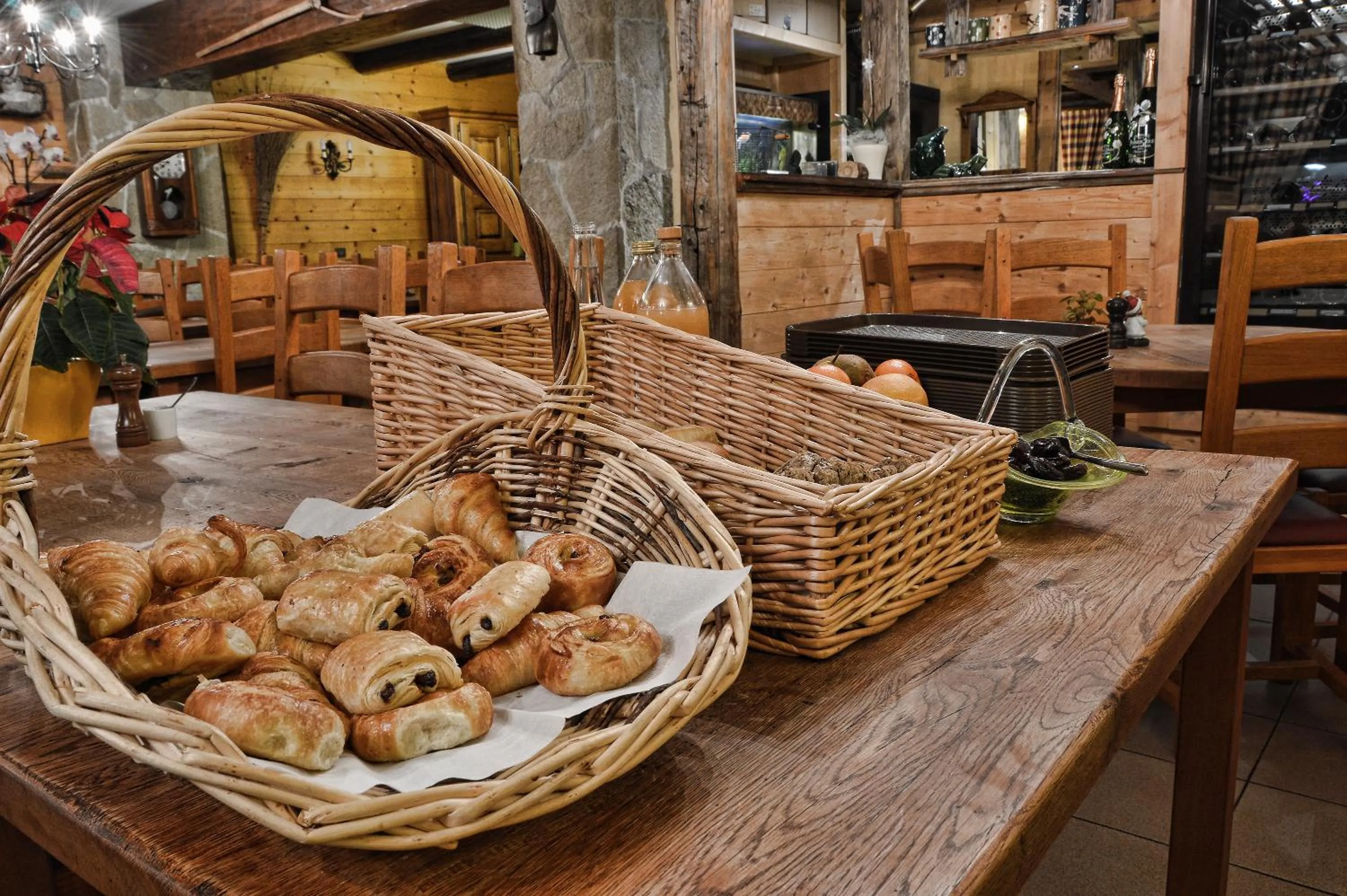 Restaurant/places to eat in Logis Hôtel Les Ancolies