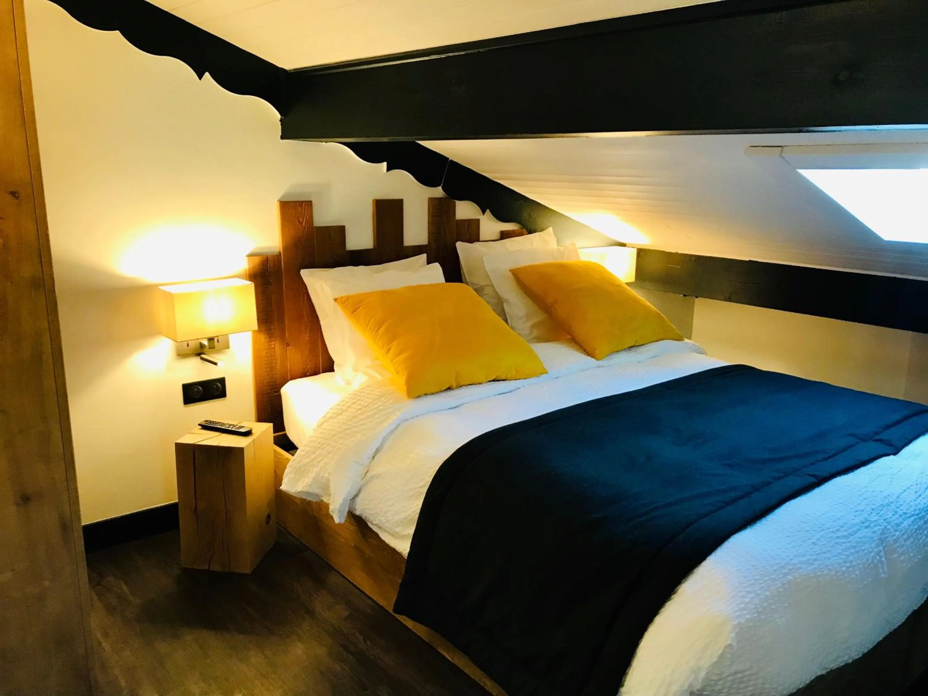 Bed in Logis Hôtel Les Ancolies