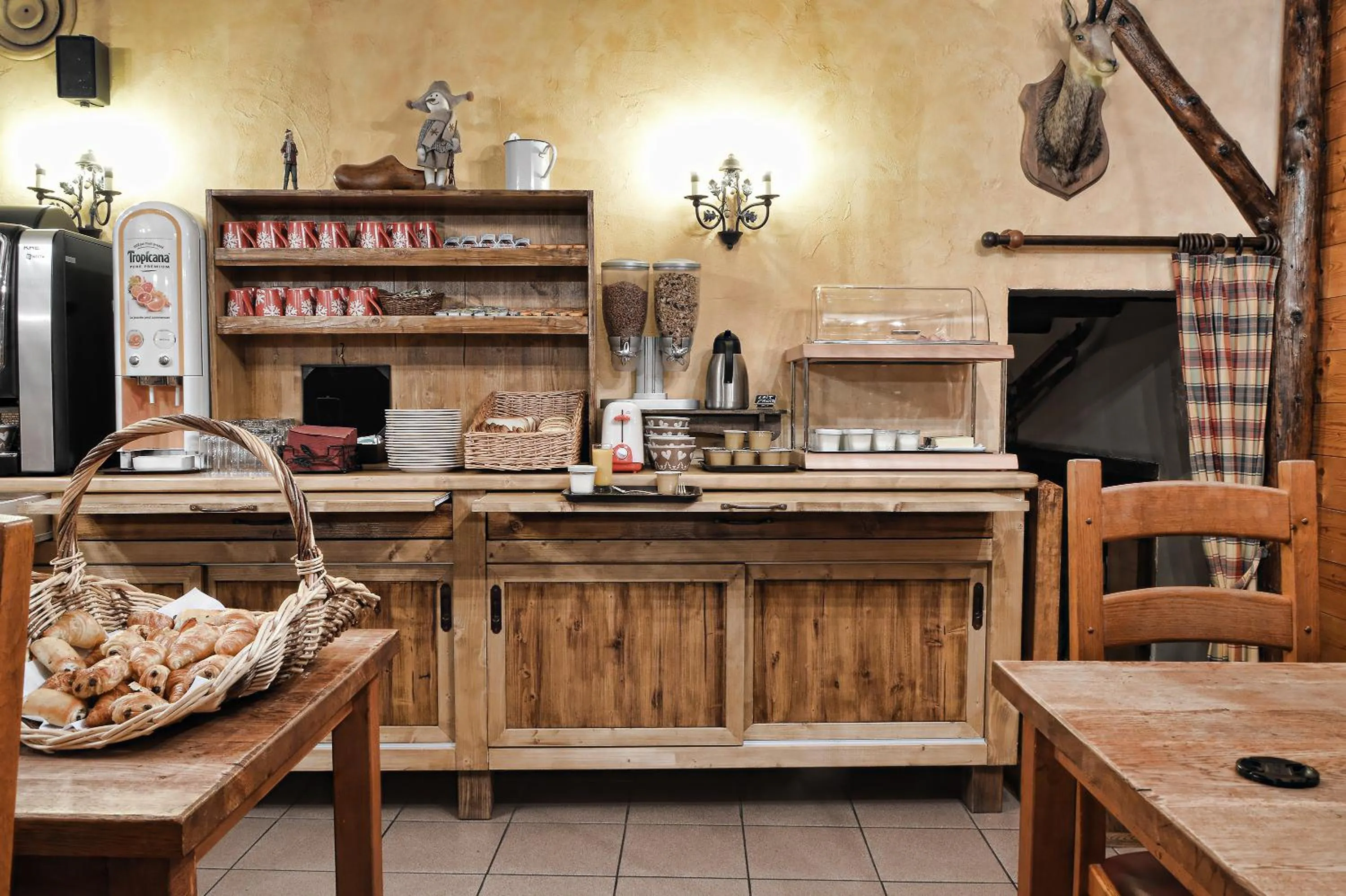 Breakfast in Logis Hôtel Les Ancolies