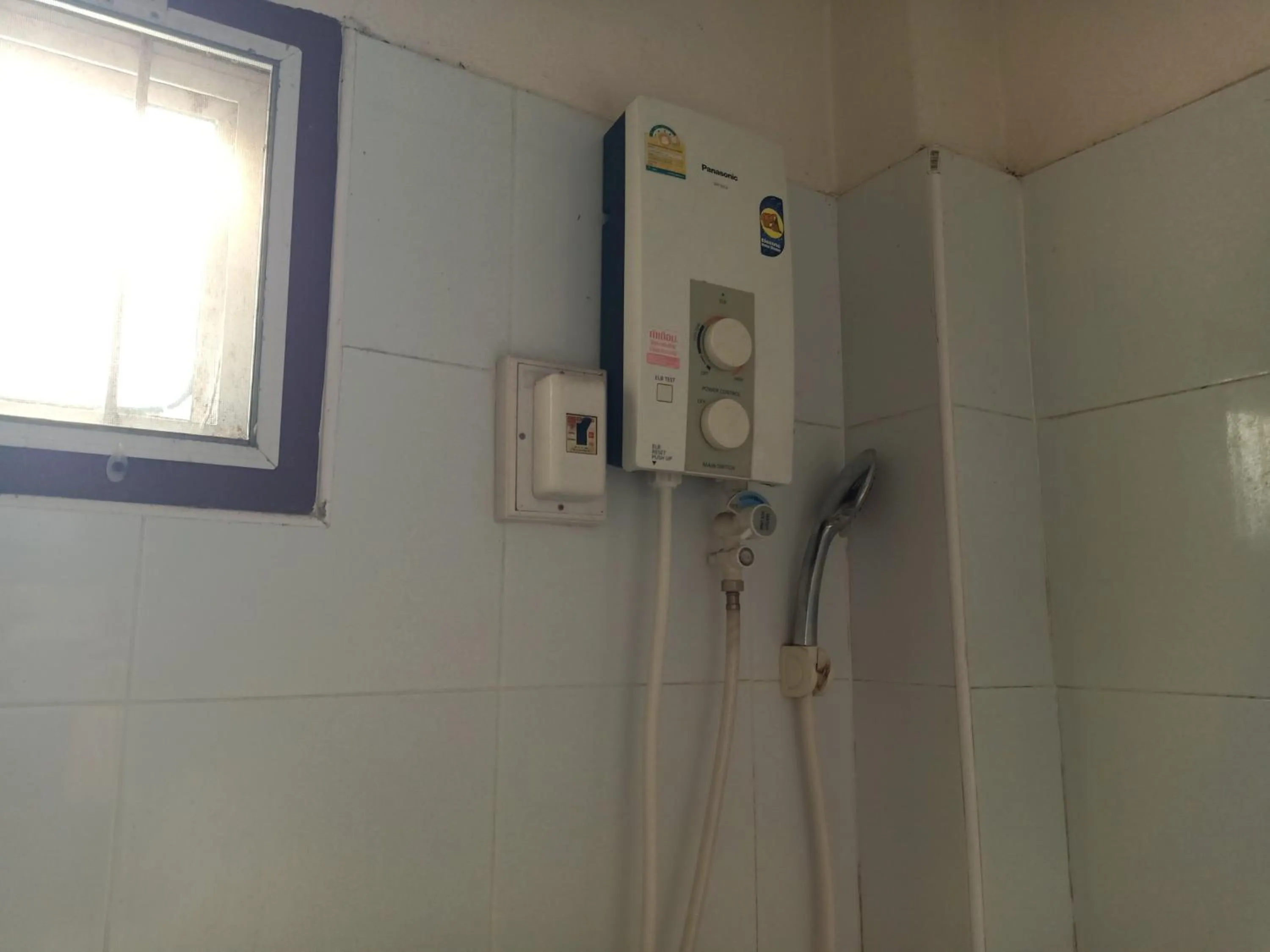 Shower in Phumchan Place Hotel