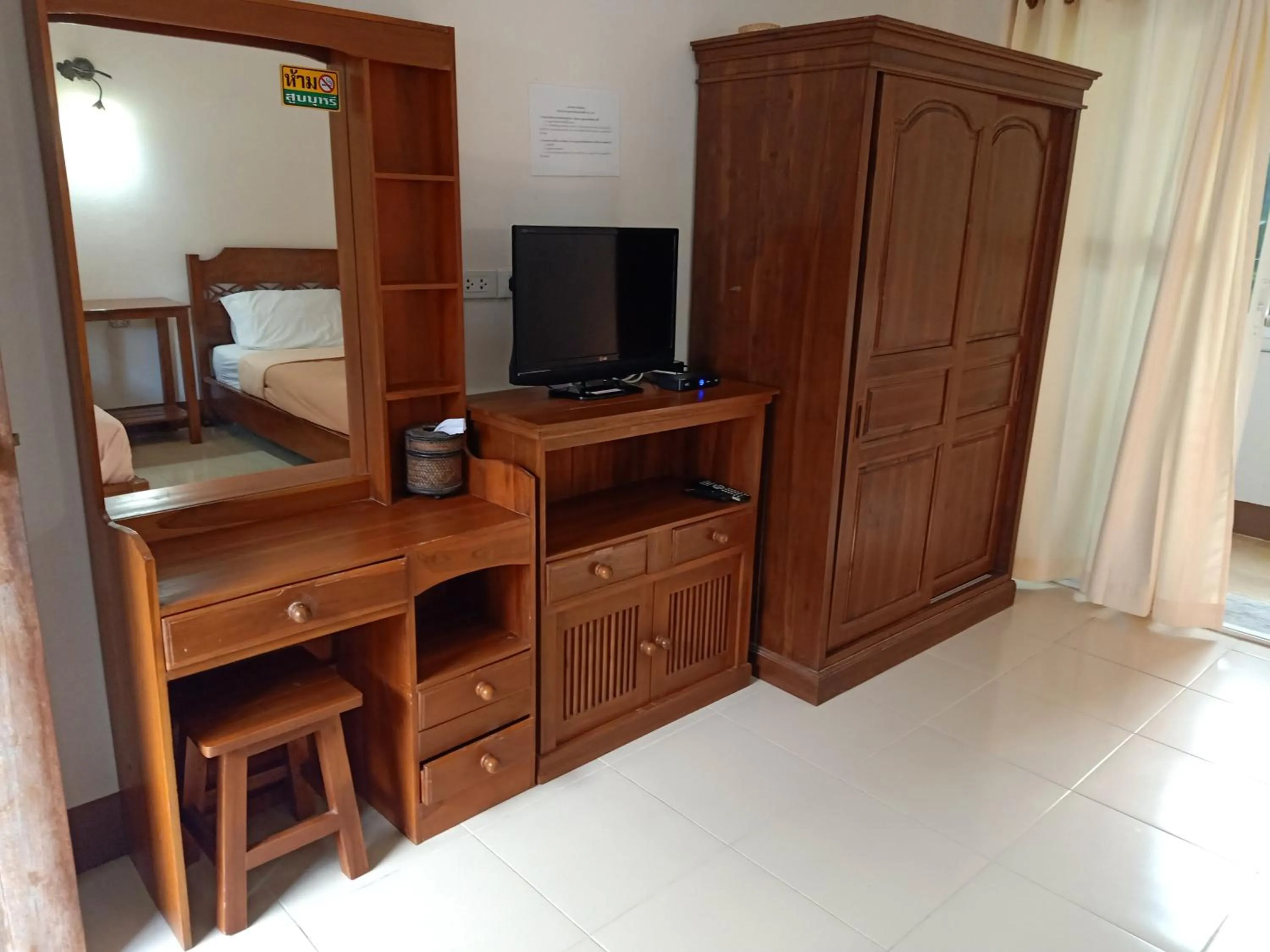 TV and multimedia in Phumchan Place Hotel