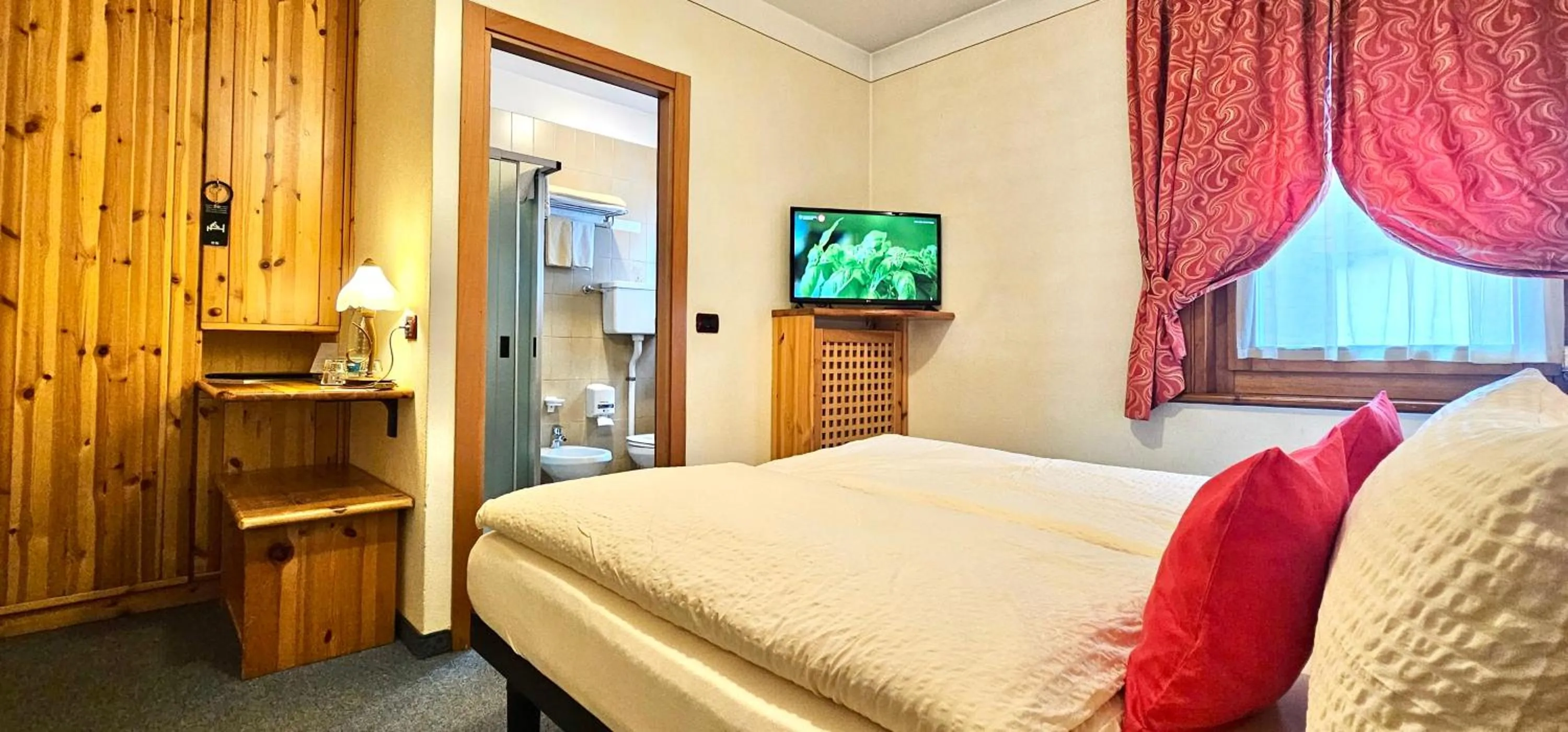 Bed in Albergo Alpenrose