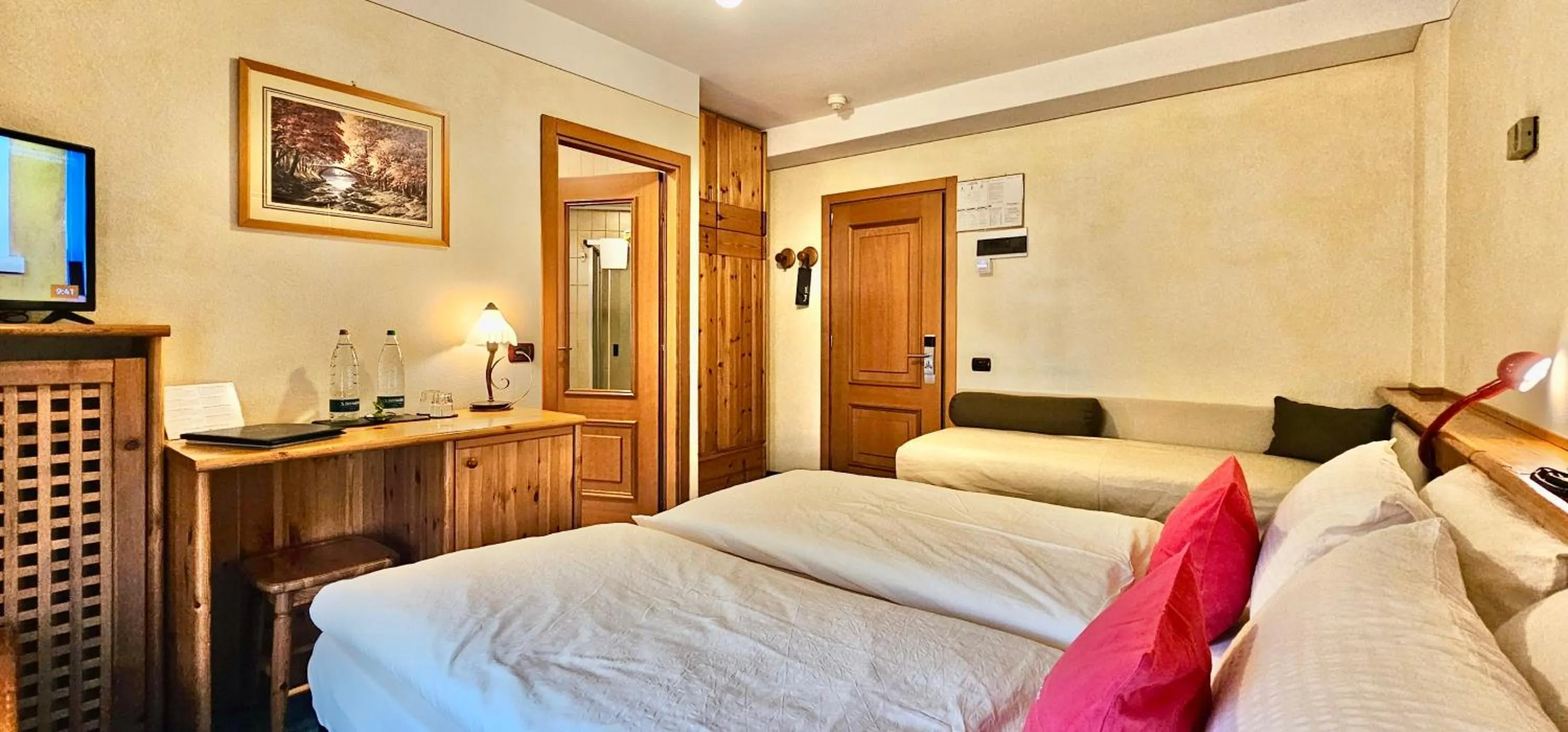 Bed in Albergo Alpenrose