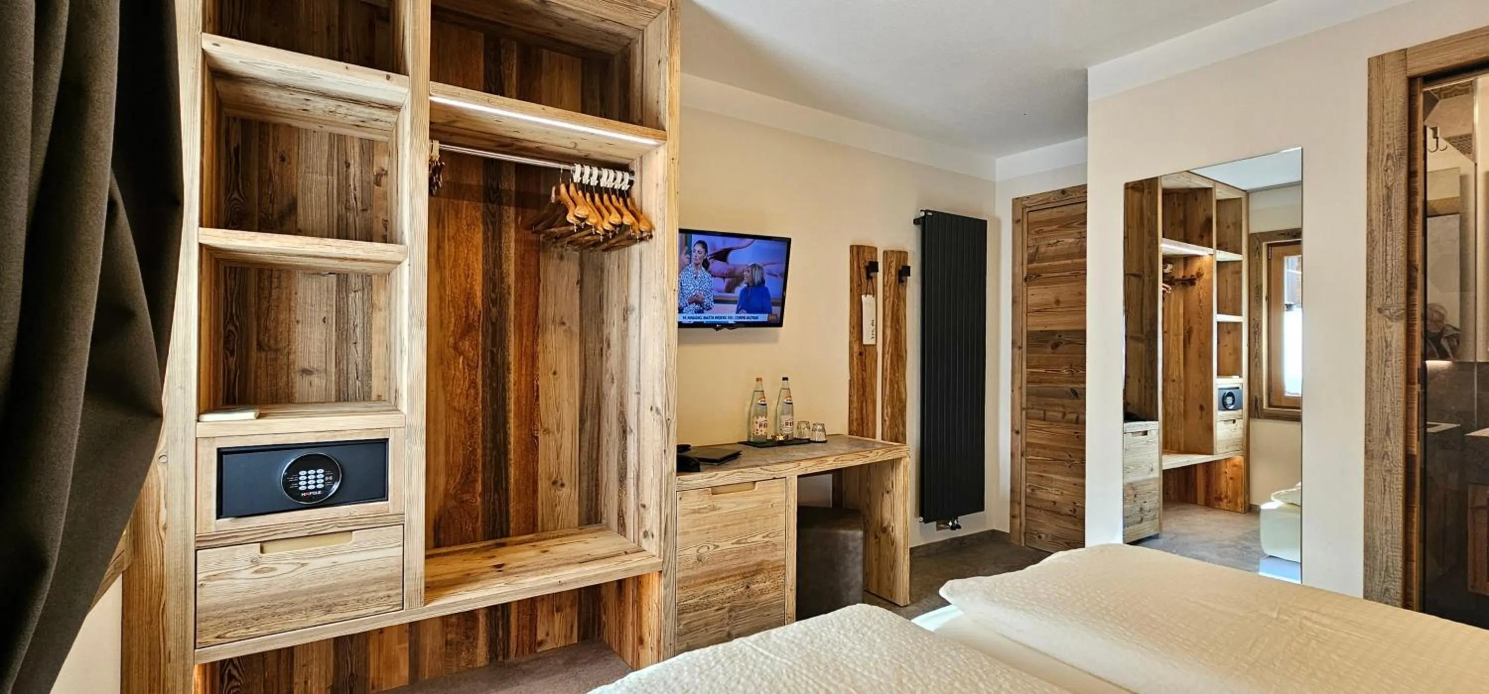 Bedroom, Bed in Albergo Alpenrose