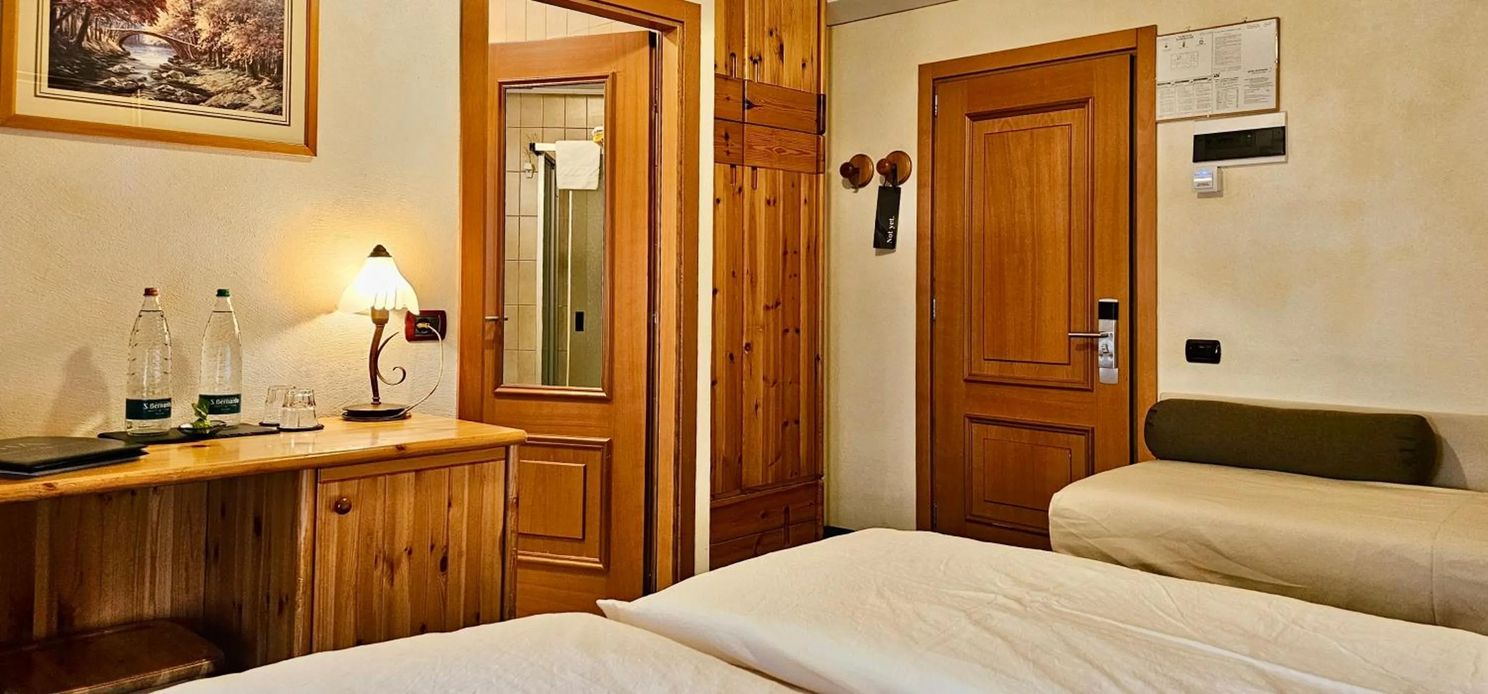 Bed in Albergo Alpenrose