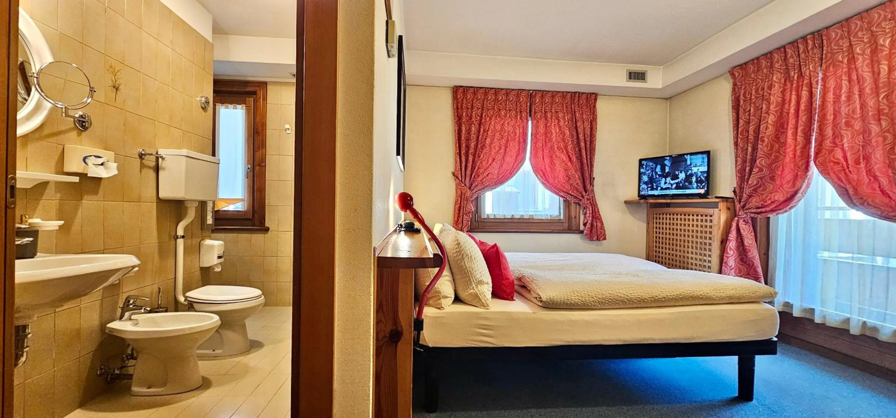 Bed in Albergo Alpenrose