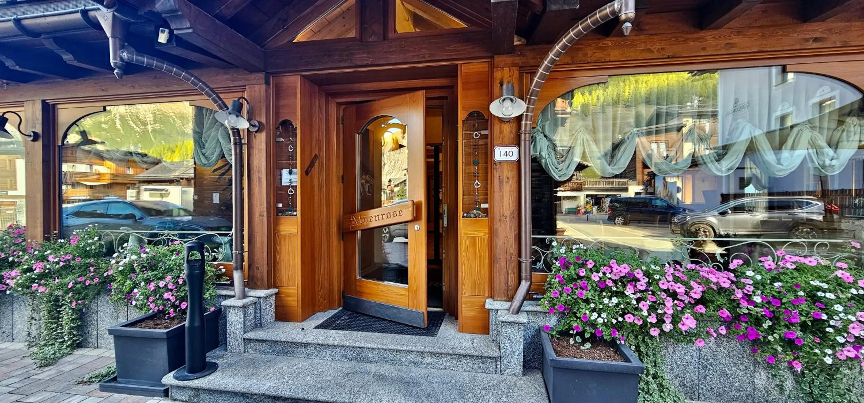 Facade/entrance in Albergo Alpenrose