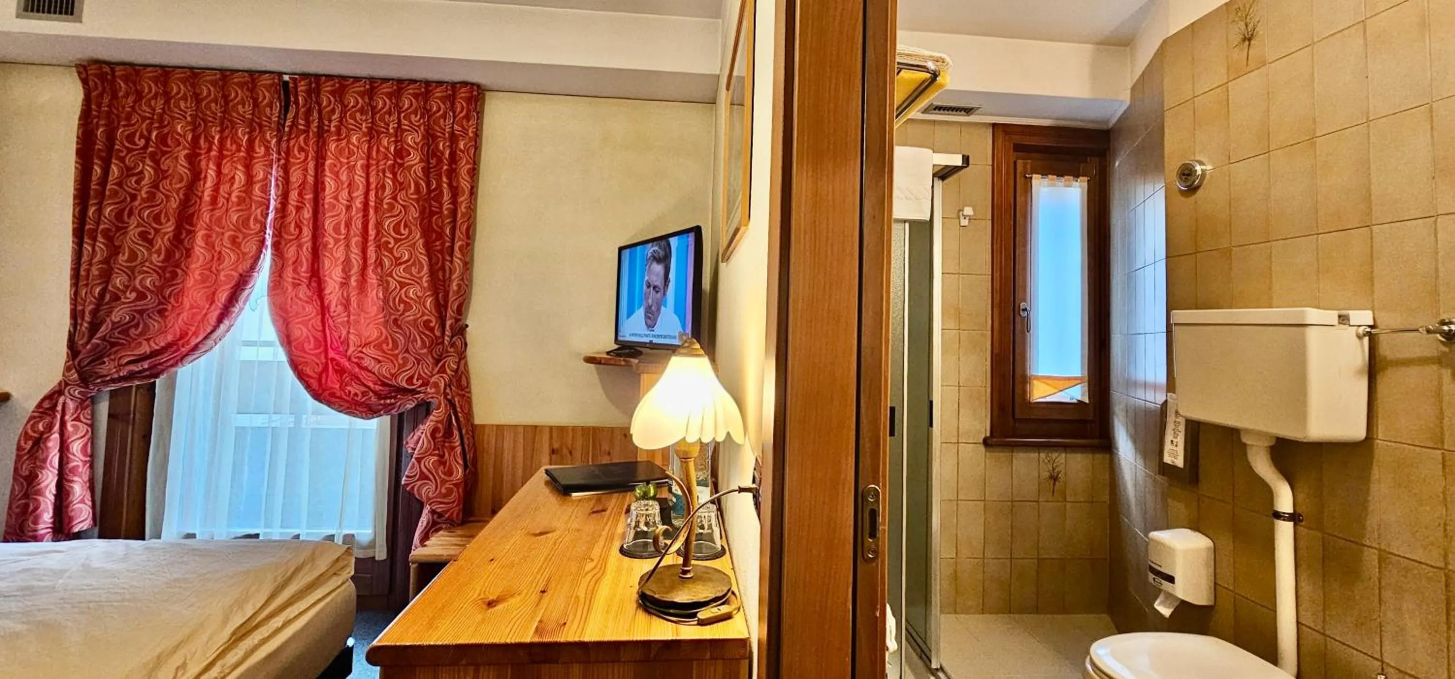 Bed in Albergo Alpenrose