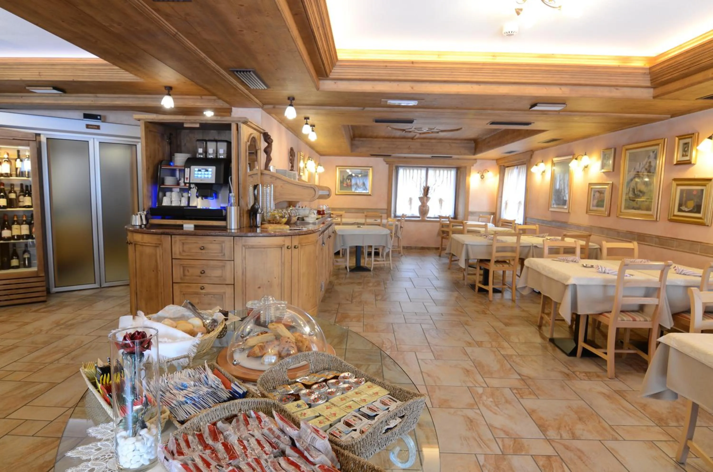 Restaurant/places to eat in Albergo Alpenrose