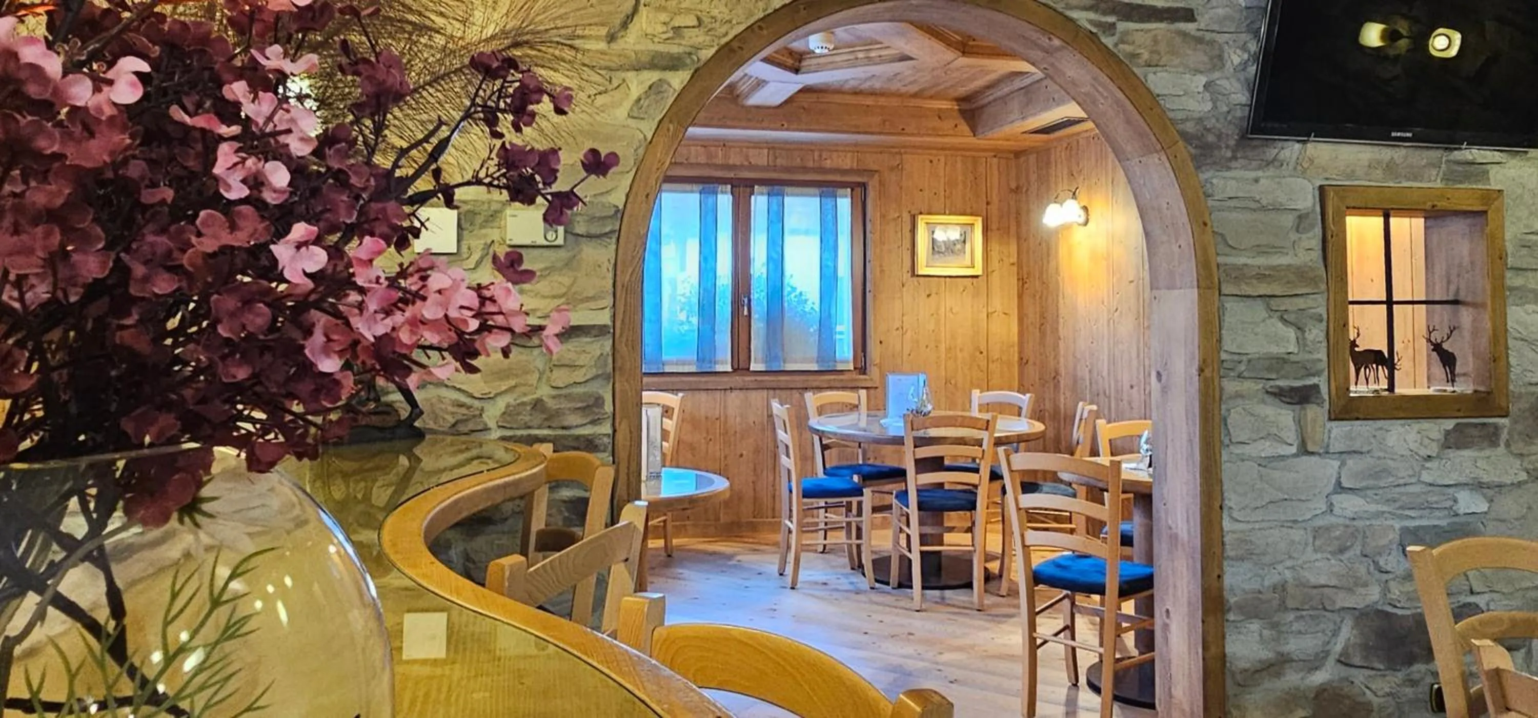 Restaurant/places to eat in Albergo Alpenrose