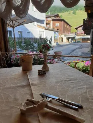 Restaurant/places to eat in Albergo Alpenrose